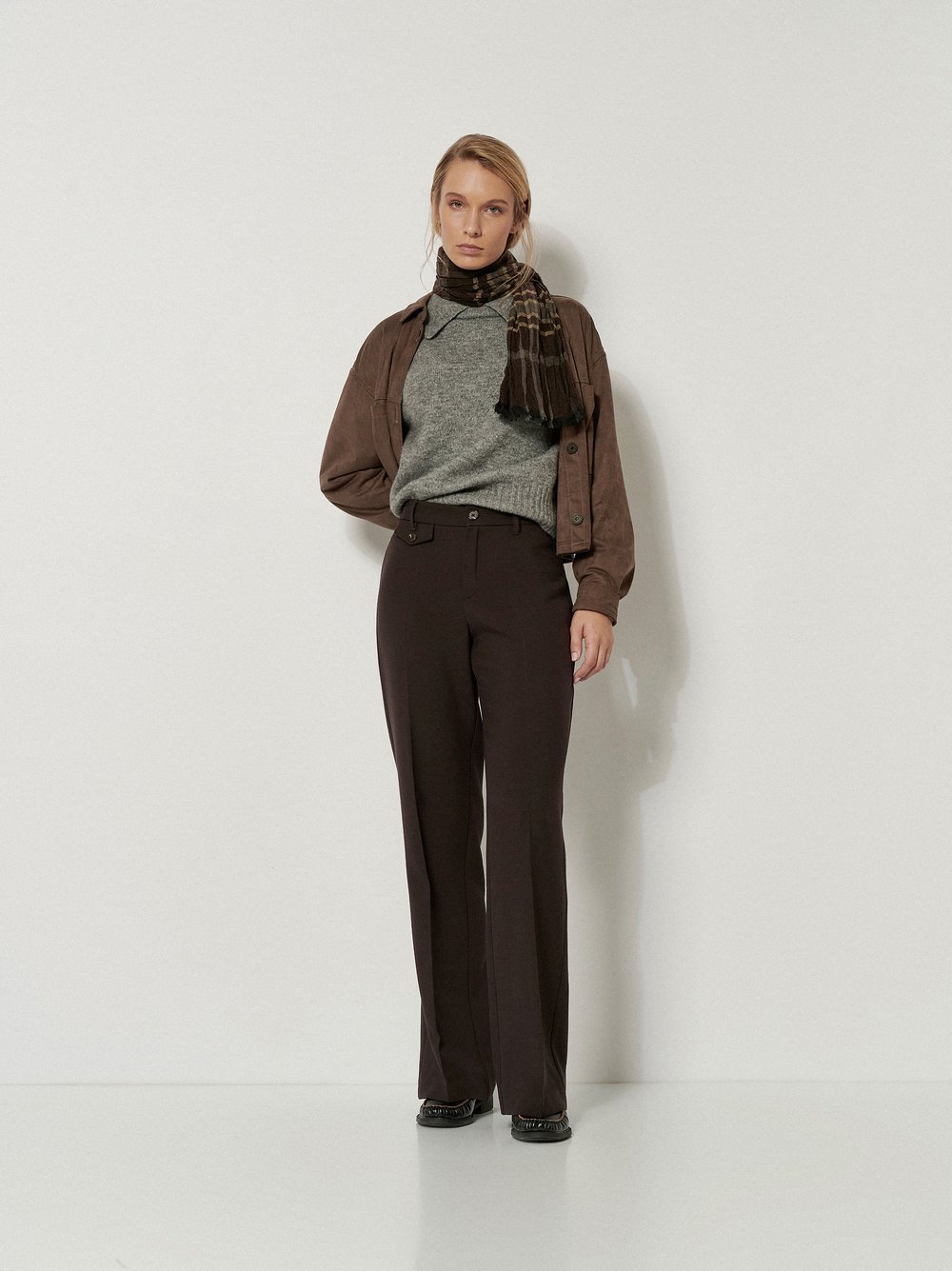 Damenhose Audrey Flared in Dunkelbraun, flared-Hose mit Tailoring-Details, Outfitansicht am Model