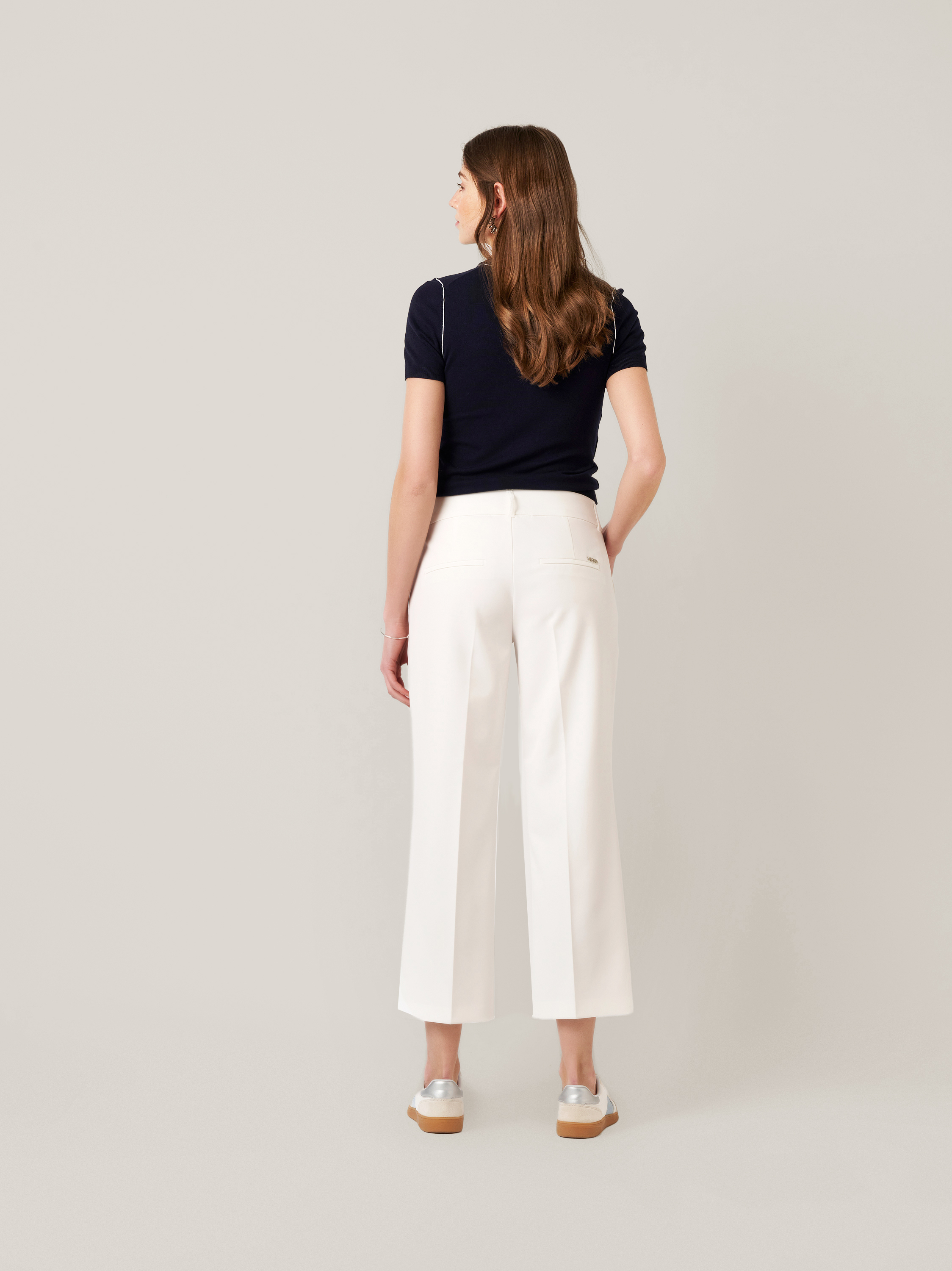 Damenhose May Culotte in white, Culotte aus Crepe, Rueckansicht am Model getragen