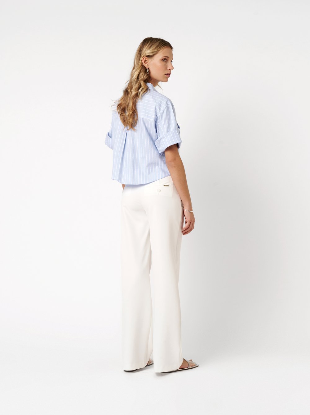 Damenhose Audrey Wide in white, fliessende Crepe-Hose mit Rahmentaschen, Rueckansicht am Model getragen