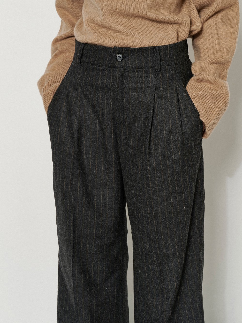 Damenhose Mara Wide in Dark Blue, wide-Leg Hose mit Nadelstreifen, zweite Detailansicht