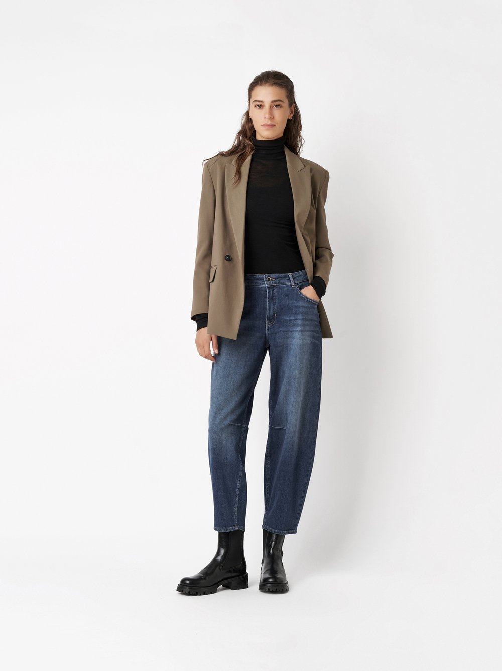 Jeans Mara_375 mid blue Outfitansicht