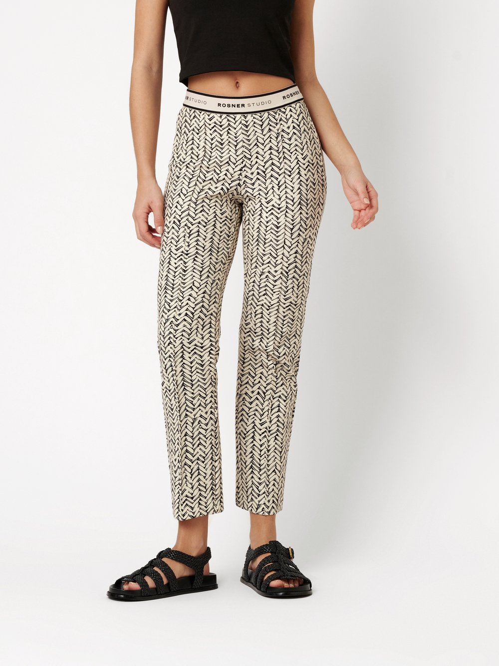 Damenhose Alisa Slim in black / offwhite, gemusterte Slim-Fit, Frontansicht am Model getragen