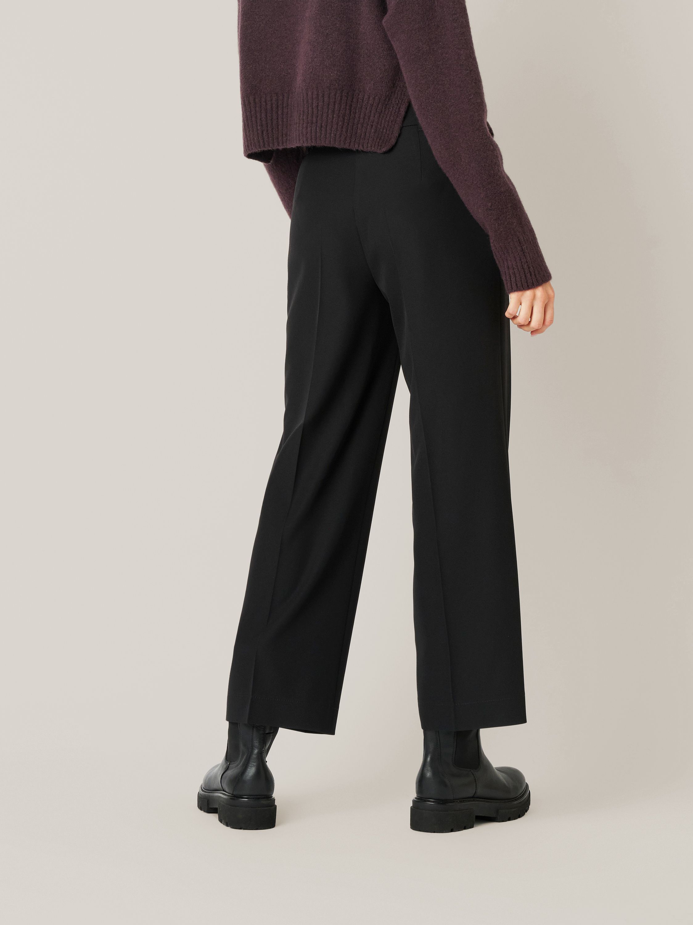 Damenhose Mara_398 in black, elegante Culotte, Rueckansicht am Model getragen