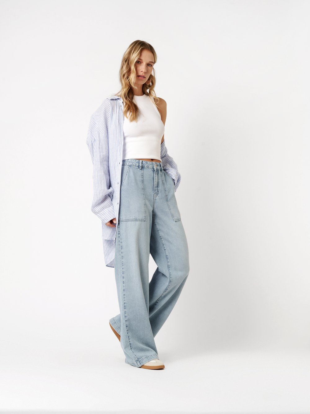 Damenjeans Mara Wide in light blue, Wide Leg jeans im Cargo-Stil, Outfitansicht am Model
