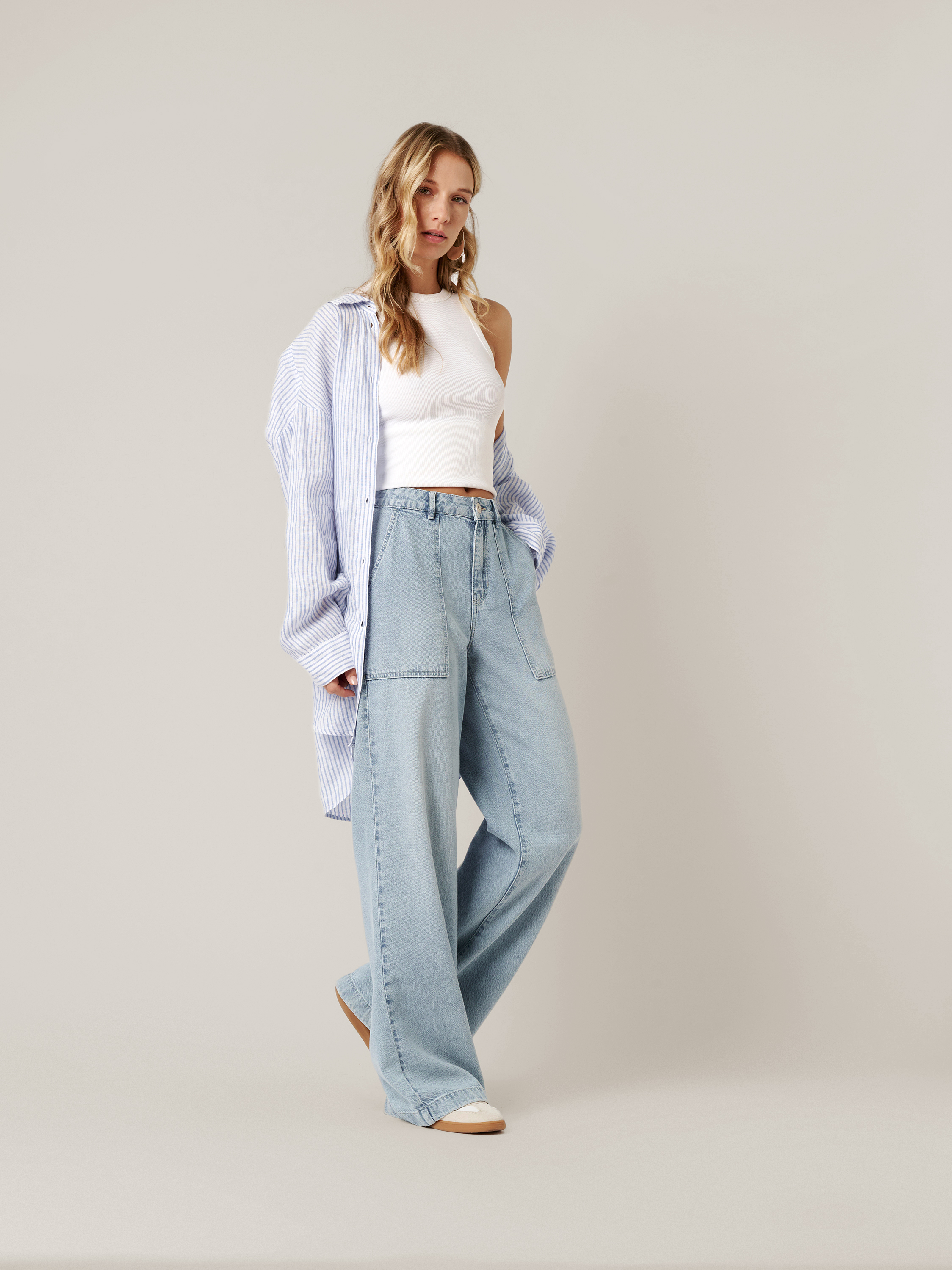 Womens jeans Mara Wide in light blue, wide-leg jeans in cargo style, outfit view worn by model