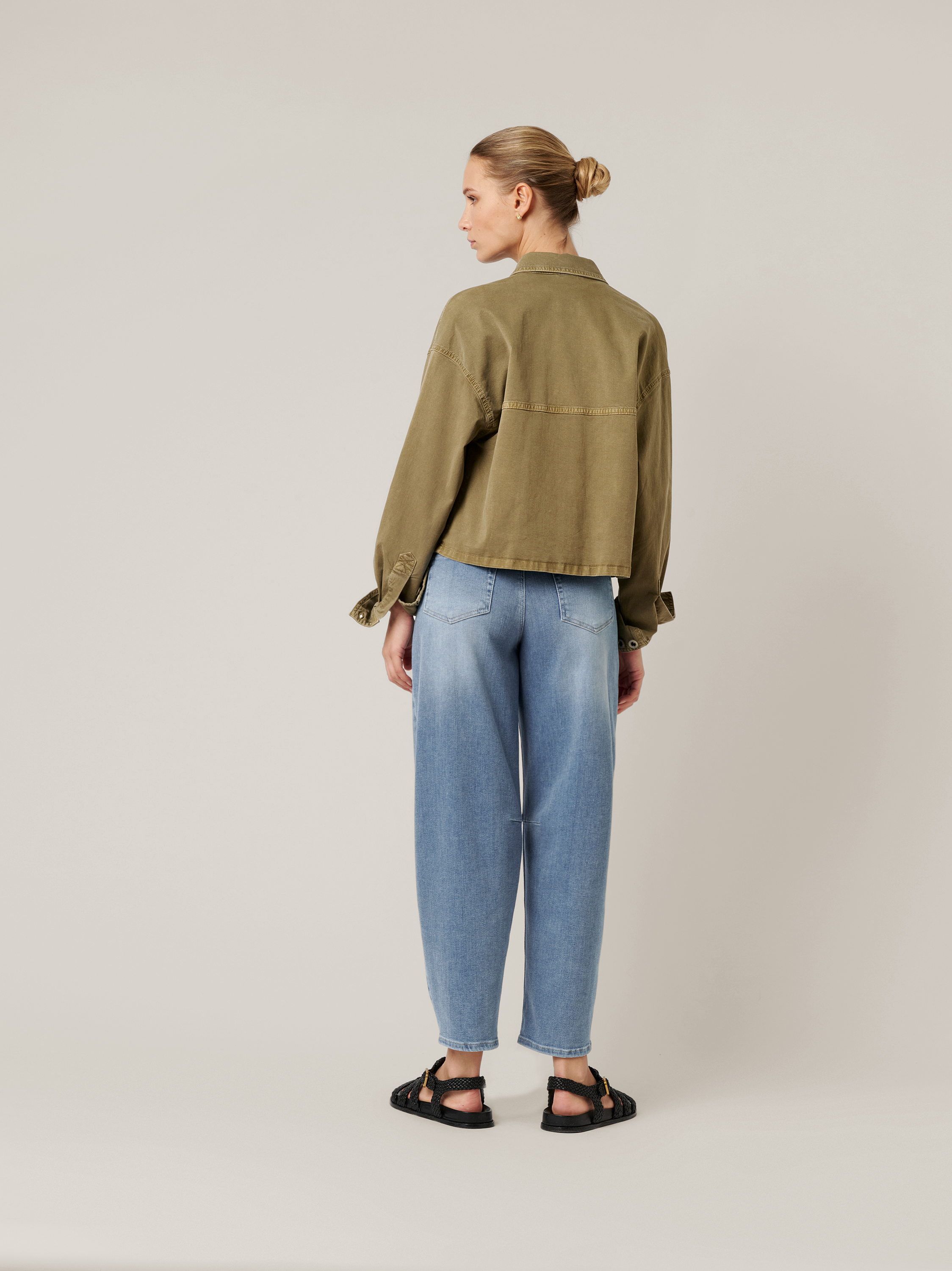 Damenjeans Mara Barrel in mid blue, Barrel-Fit Jeans, Rueckansicht am Model getragen
