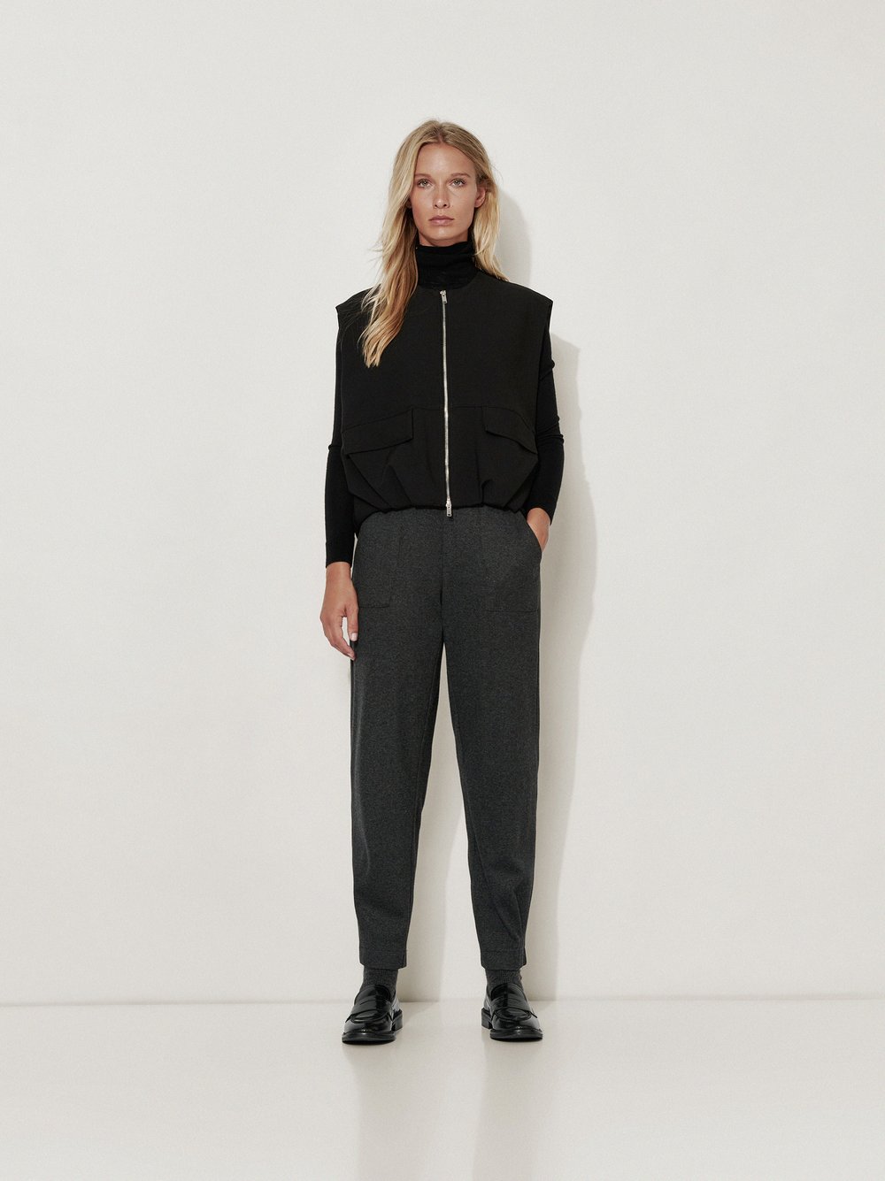 Womens trousers Mara Tapered in Anthracite, soft jersey tapered-fit trousers, outfit view worn by model