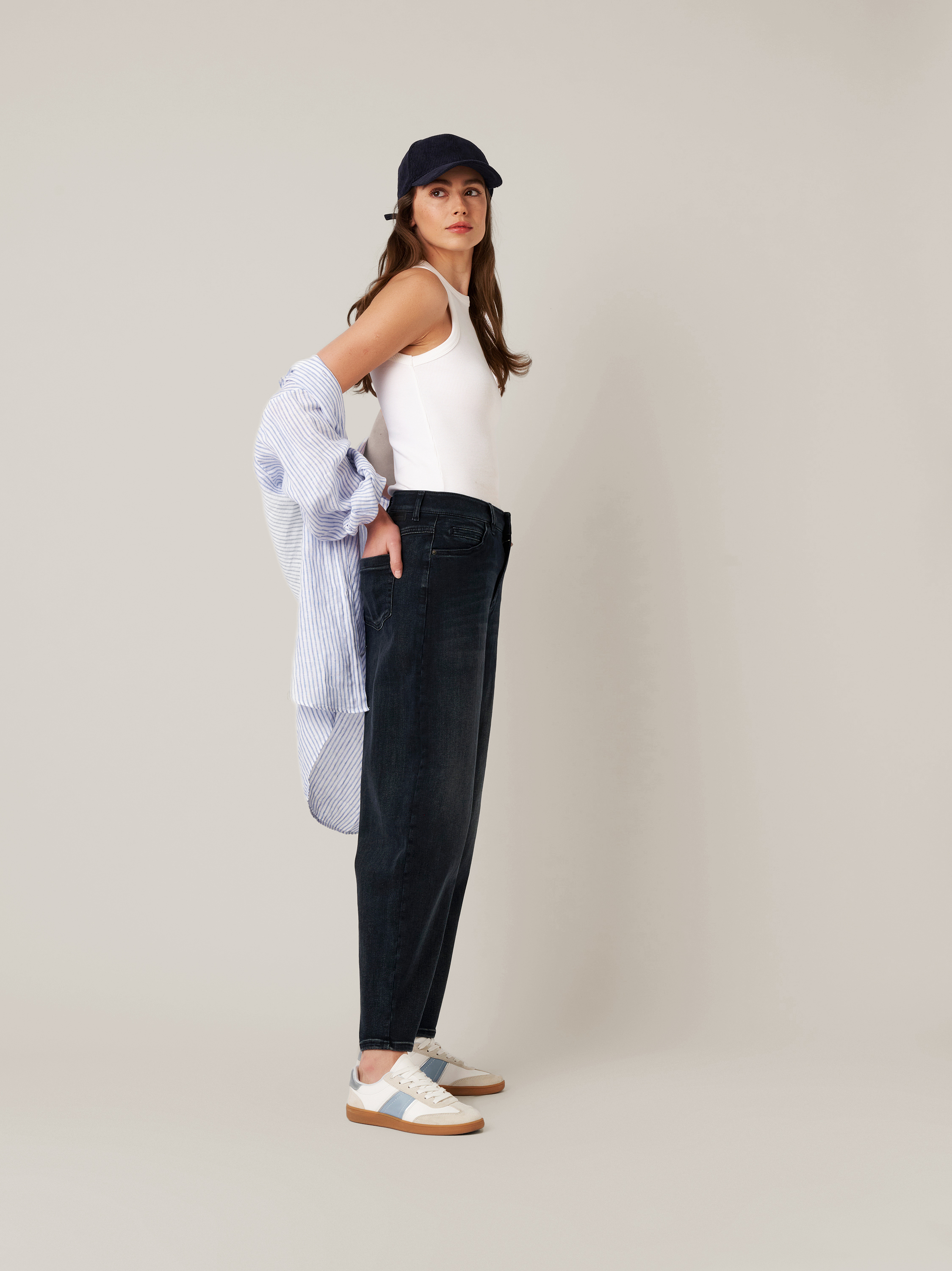 Womens jeans Mara Barrel in dark blue, barrel-fit jeans, front view worn by model