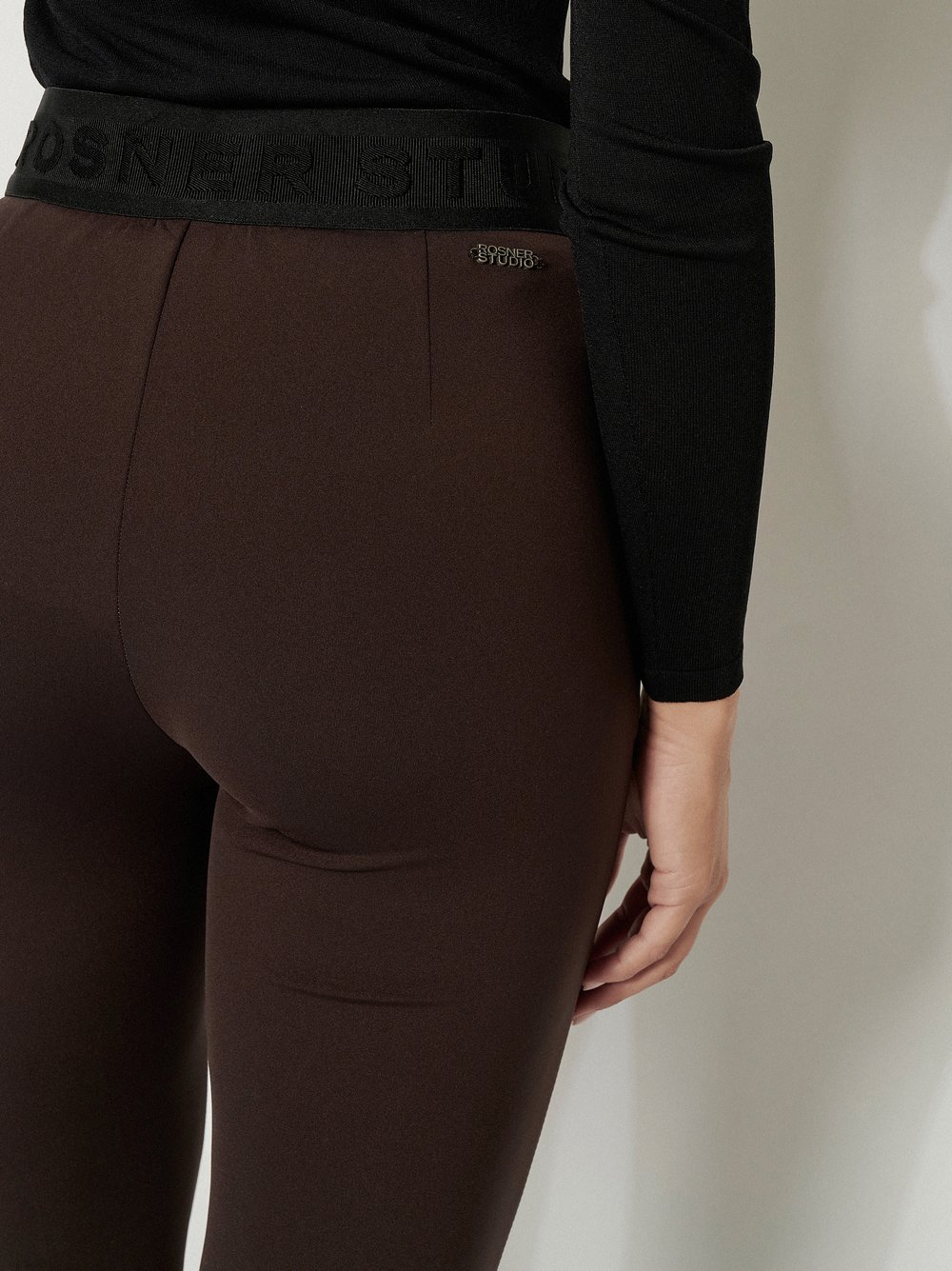 Damenhose Alisa Slim in Dunkelbraun, slim-Fit Hose aus leichter Scubaqualitaet, zweite Detailansicht