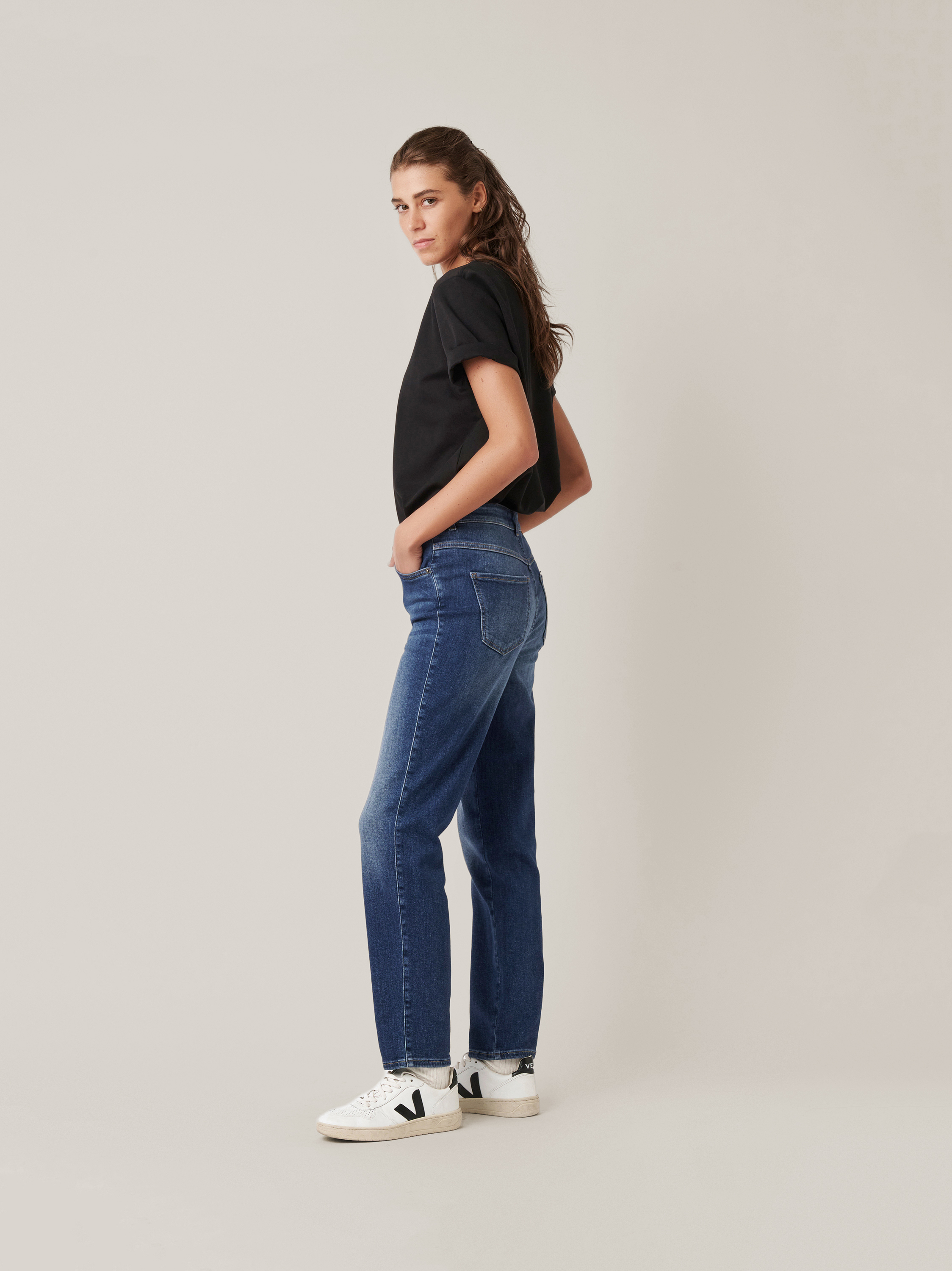 Womens jeans Audrey1 in mid blue, high waist jeans, outfit view worn by model