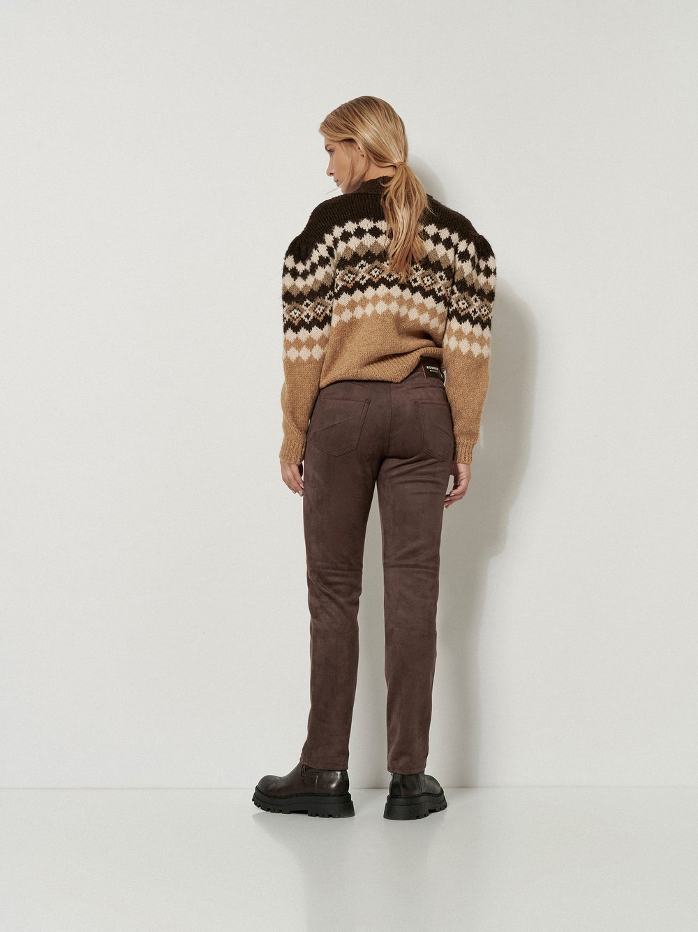 Damenhose Alisa Slim in Dunkelbraun, slim-Fit in Velourleder-Optik, Rueckansicht am Model getragen