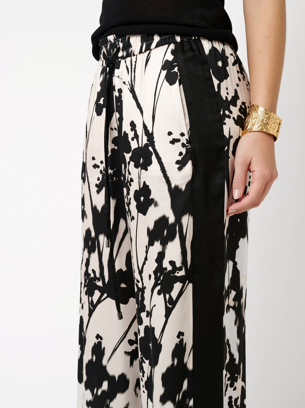 Damenhose Mara Palazzo in black / offwhite, Palazzo-Hose mit Flowerprint, Detailansicht