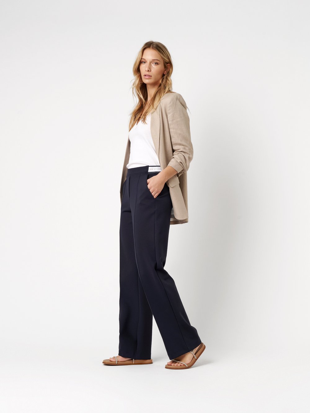 Damenhose May Wide in navy, Wide Leg Hose aus Scuba, Outfitansicht am Model