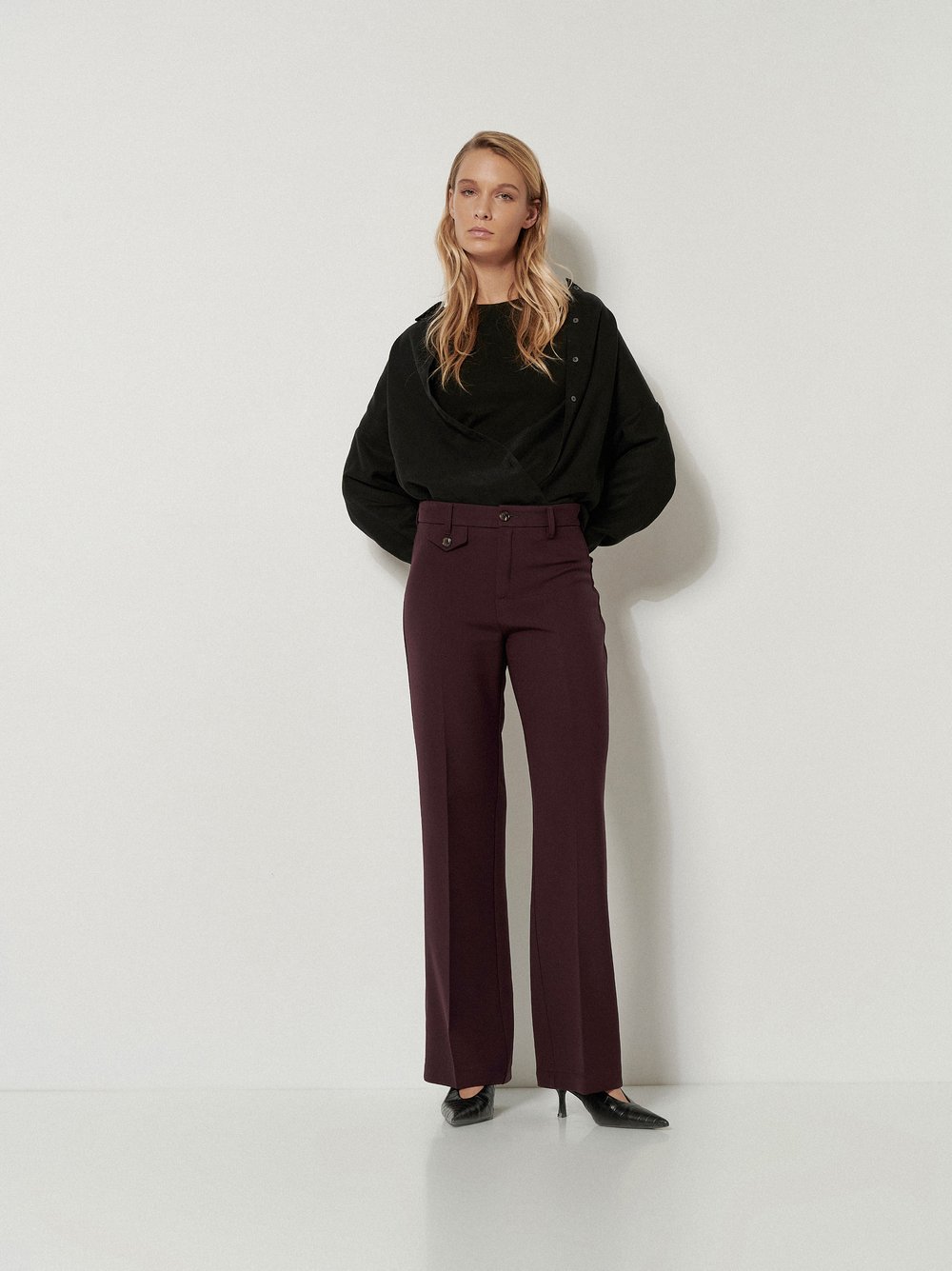 Damenhose Audrey Flared in Bordeaux, flared-Hose mit Tailoring-Details, Outfitansicht am Model