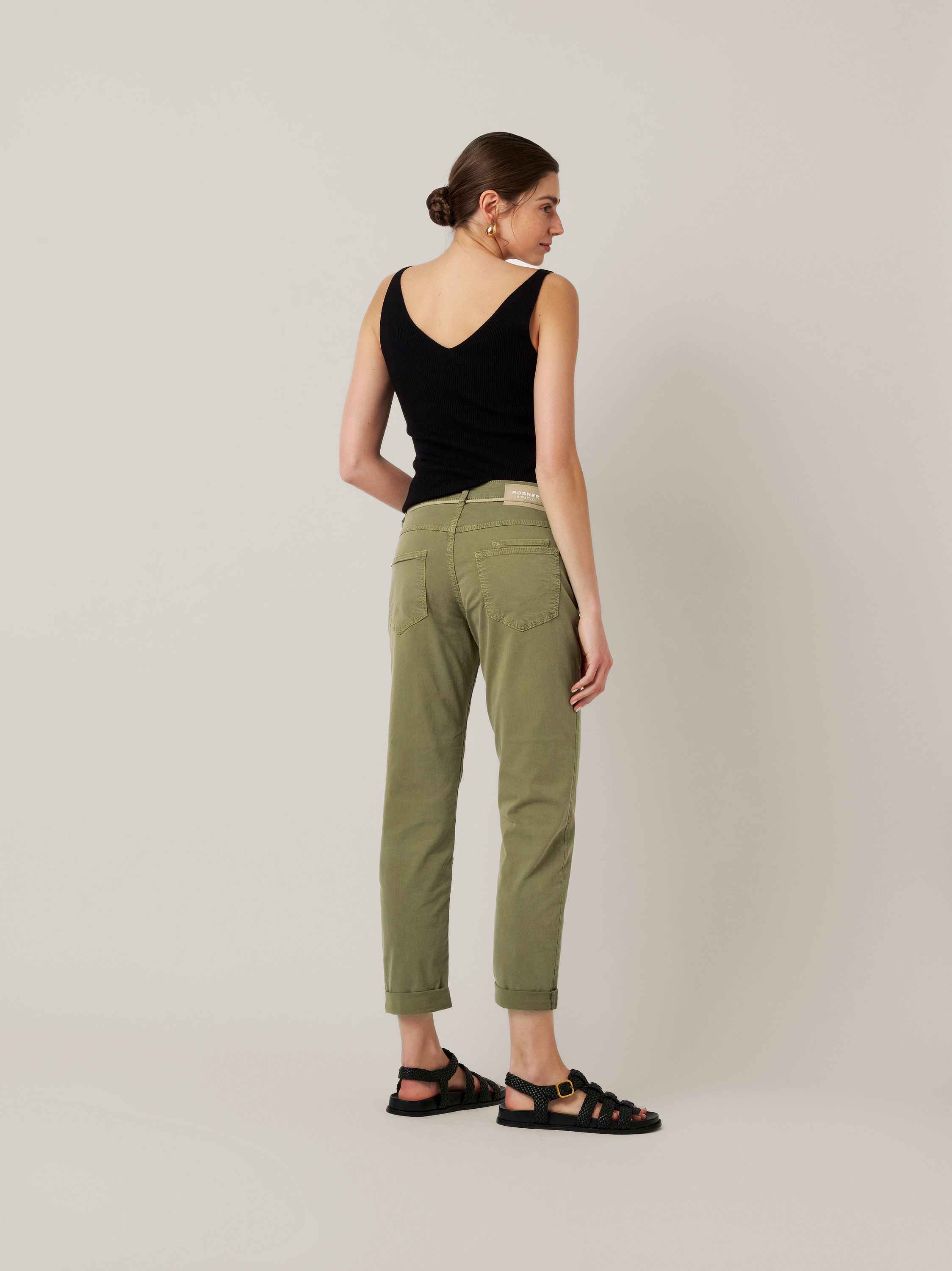Damenjeans Masha Belt in khaki, Sommerhose mit Bindekordel und Saumumschlag, Rueckansicht am Model getragen