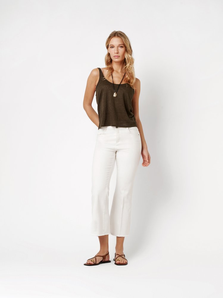 Womens jeans Antonia Bootcut in offwhite, flared jeans with raw hems, outfit view worn by model