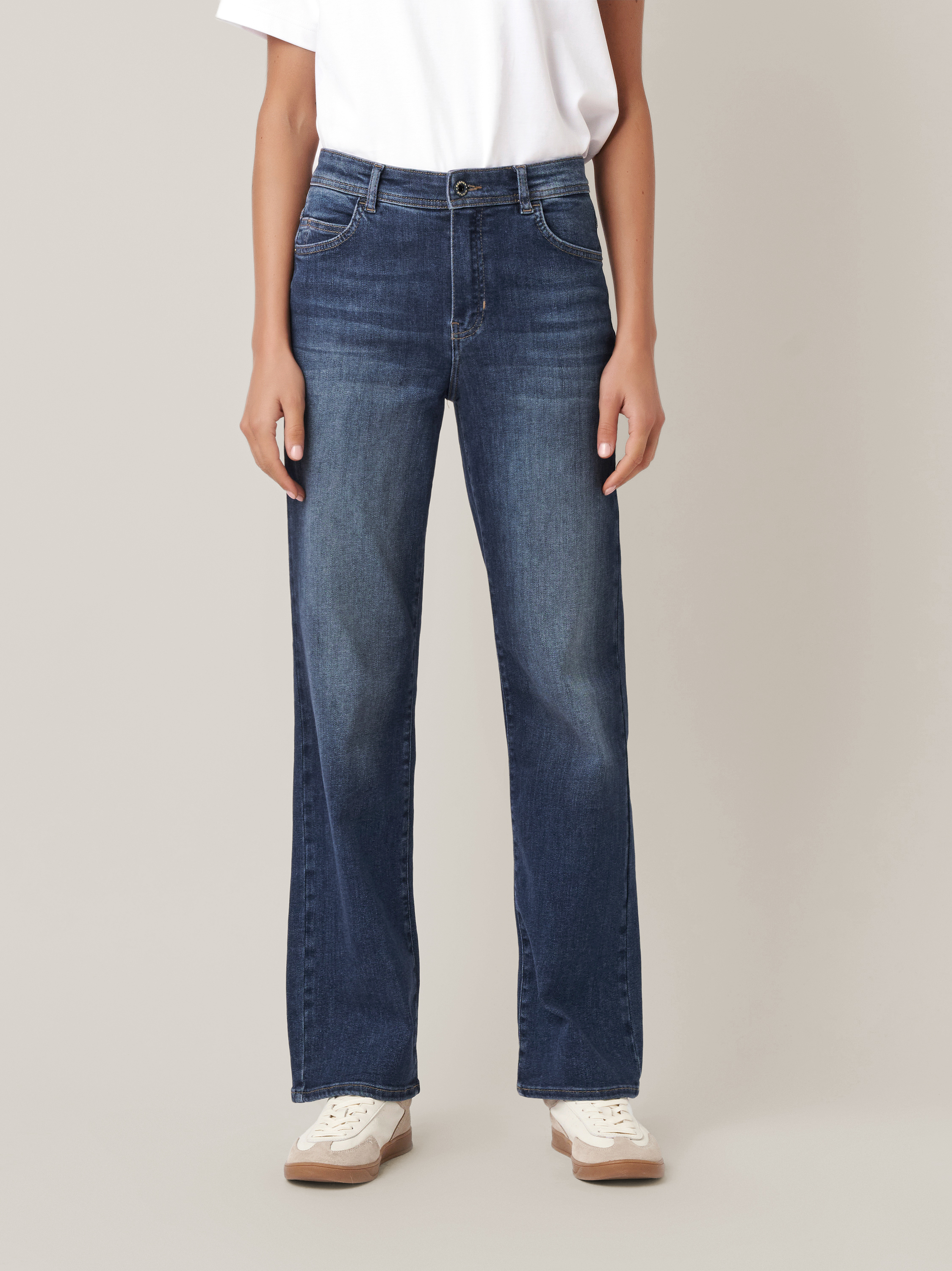 Womens jeans Audrey Straight in mid blue, straight-fit jeans with high waist, front view worn by model