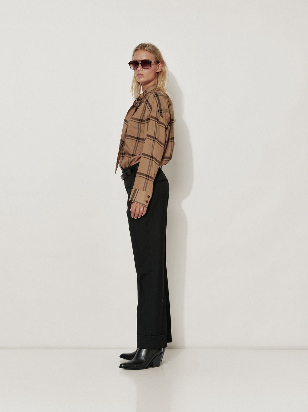 Womens trousers Audrey Turn Up in Black, tailoring trousers with turn-up, front view worn by model