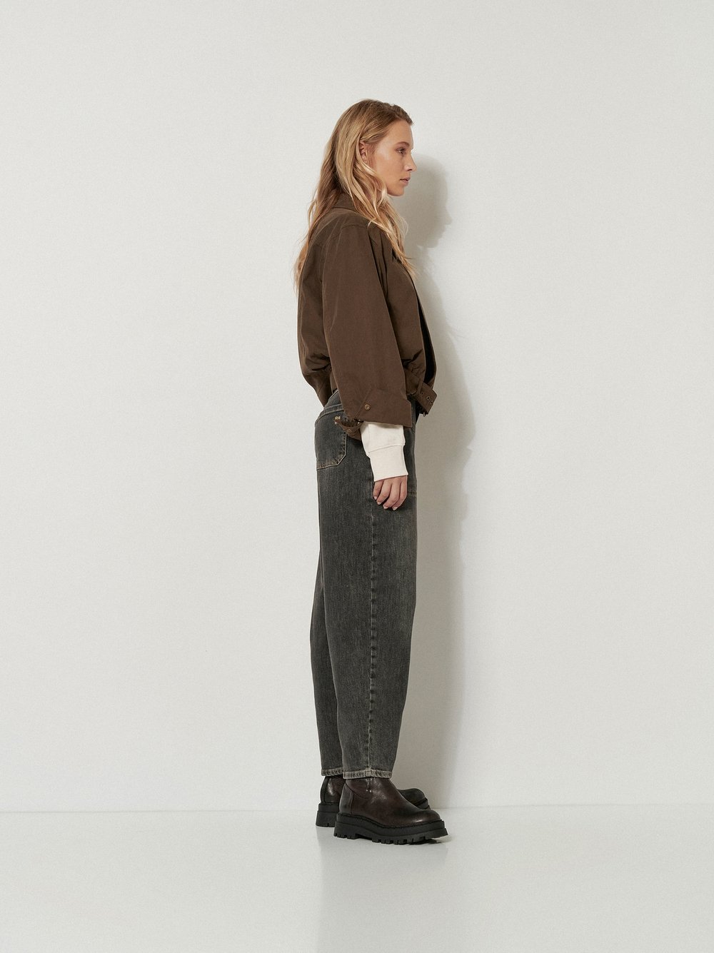 Damenjeans Mara Worker in Grau, Worker Jeans im Tapered-Fit, Frontansicht am Model getragen