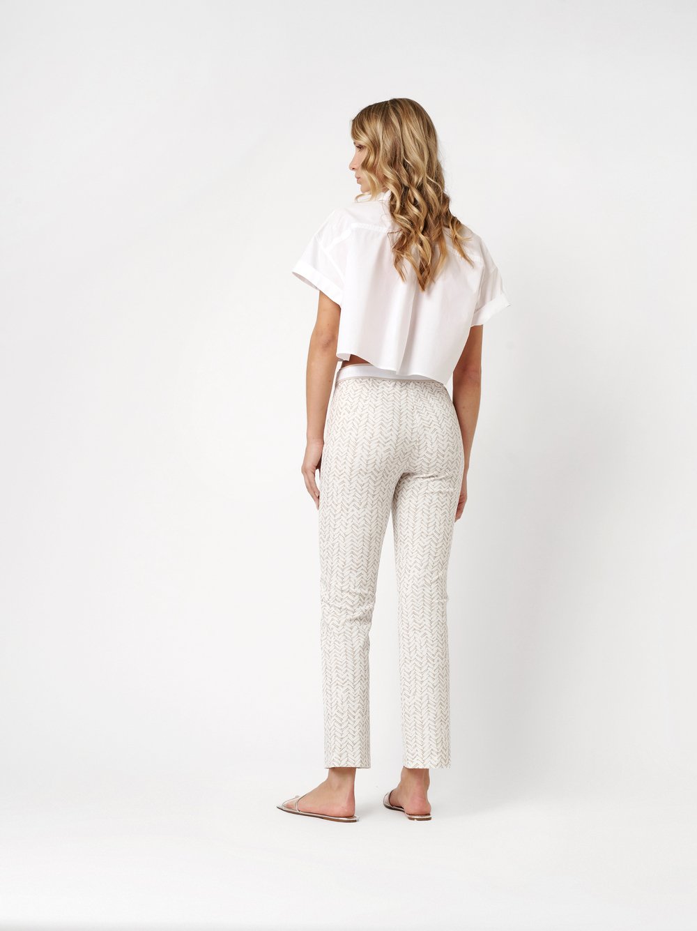 Damenhose Alisa Slim in beige / offwhite, gemusterte Slim-Fit, Rueckansicht am Model getragen