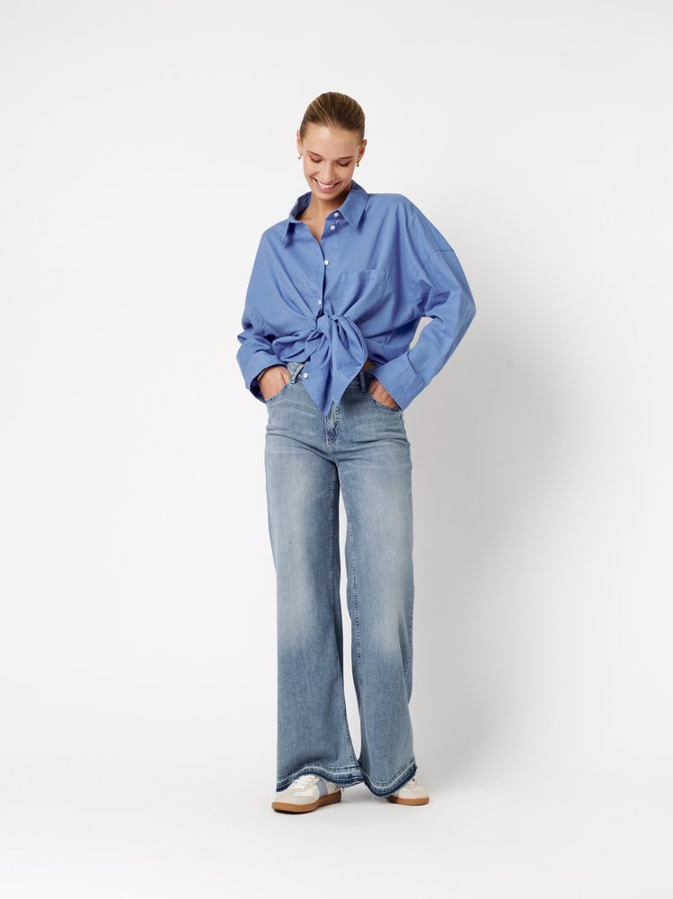 Womens jeans Audrey Wide in bleached blue, wide-leg jeans with raw hems, outfit view worn by model