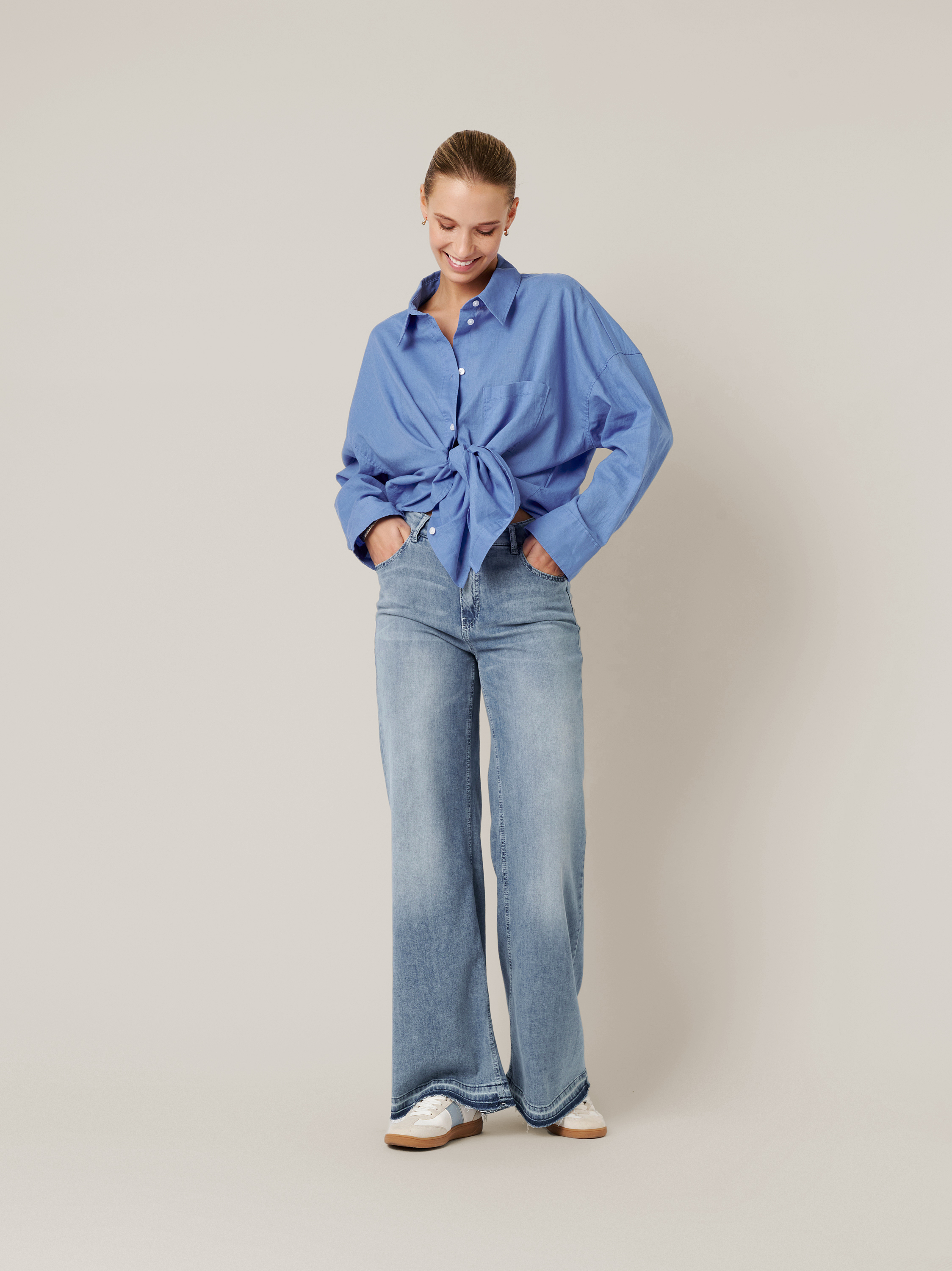 Womens jeans Audrey Wide in bleached blue, wide-leg jeans with raw hems, outfit view worn by model