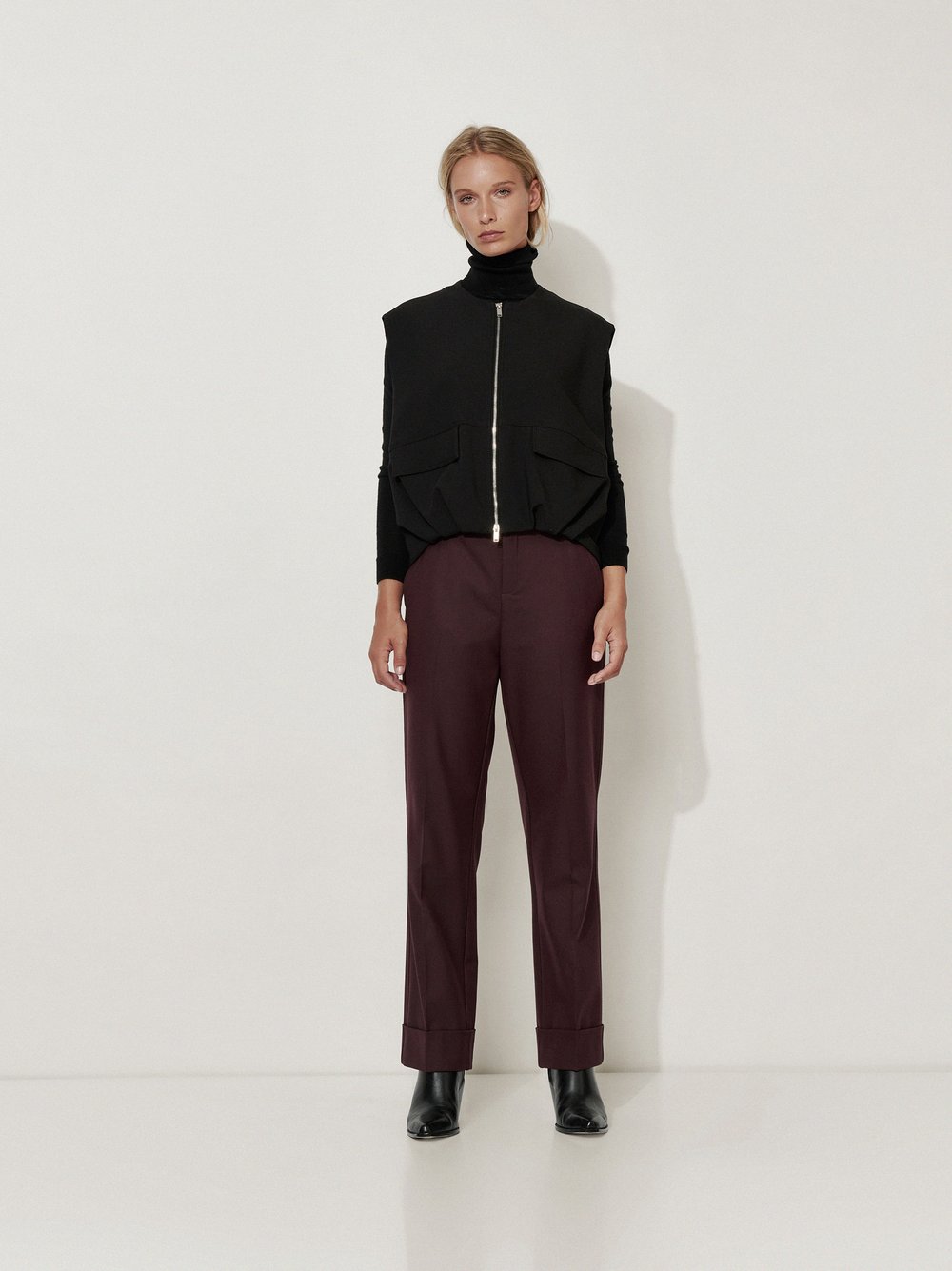 Womens trousers Audrey Turn Up in Bordeaux, tailoring trousers with turn-up, outfit view worn by model