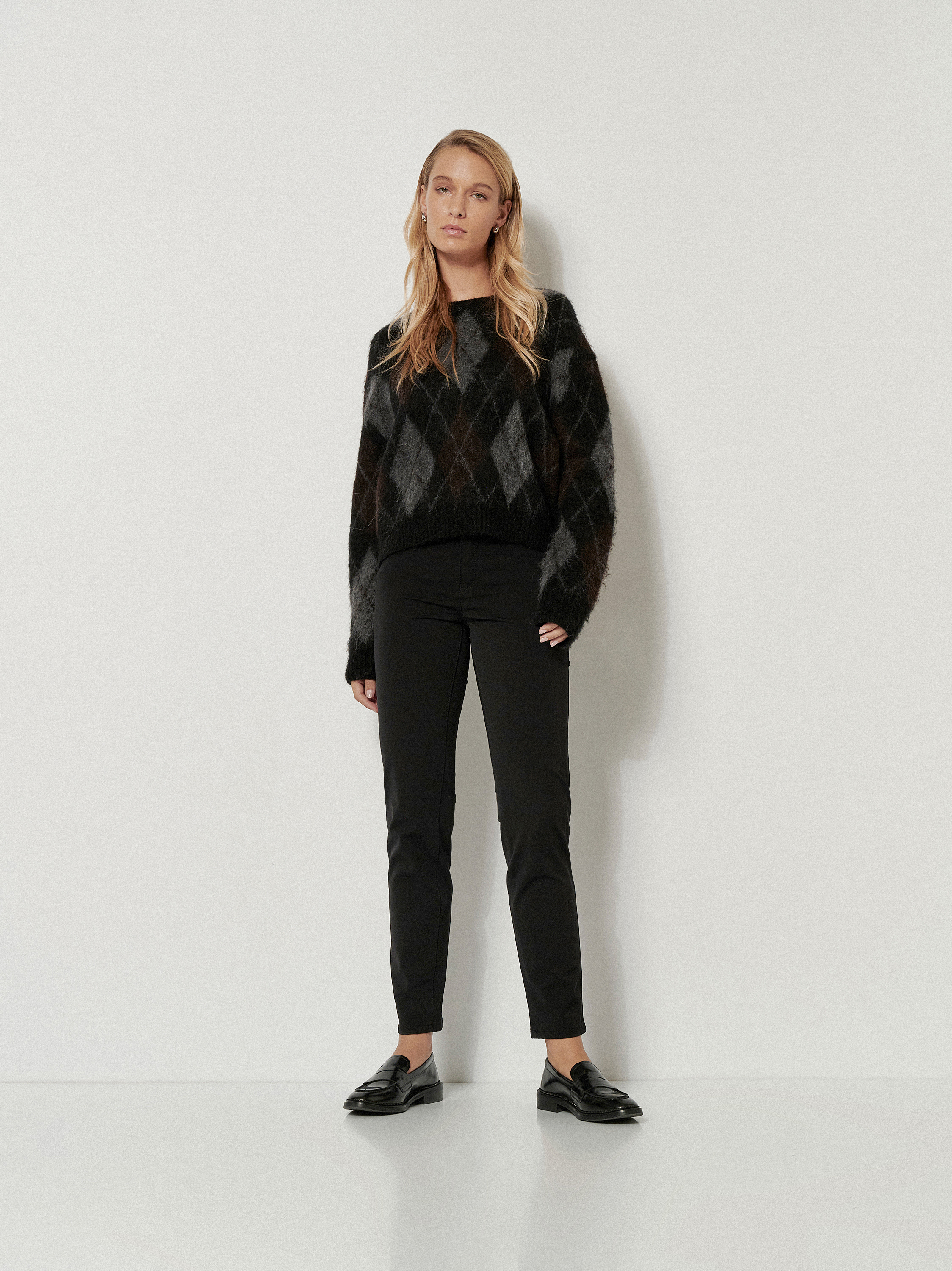 Damenhose Audrey_003 in Schwarz, slim-Fit Hose aus Technoqualitaet, Outfitansicht am Model