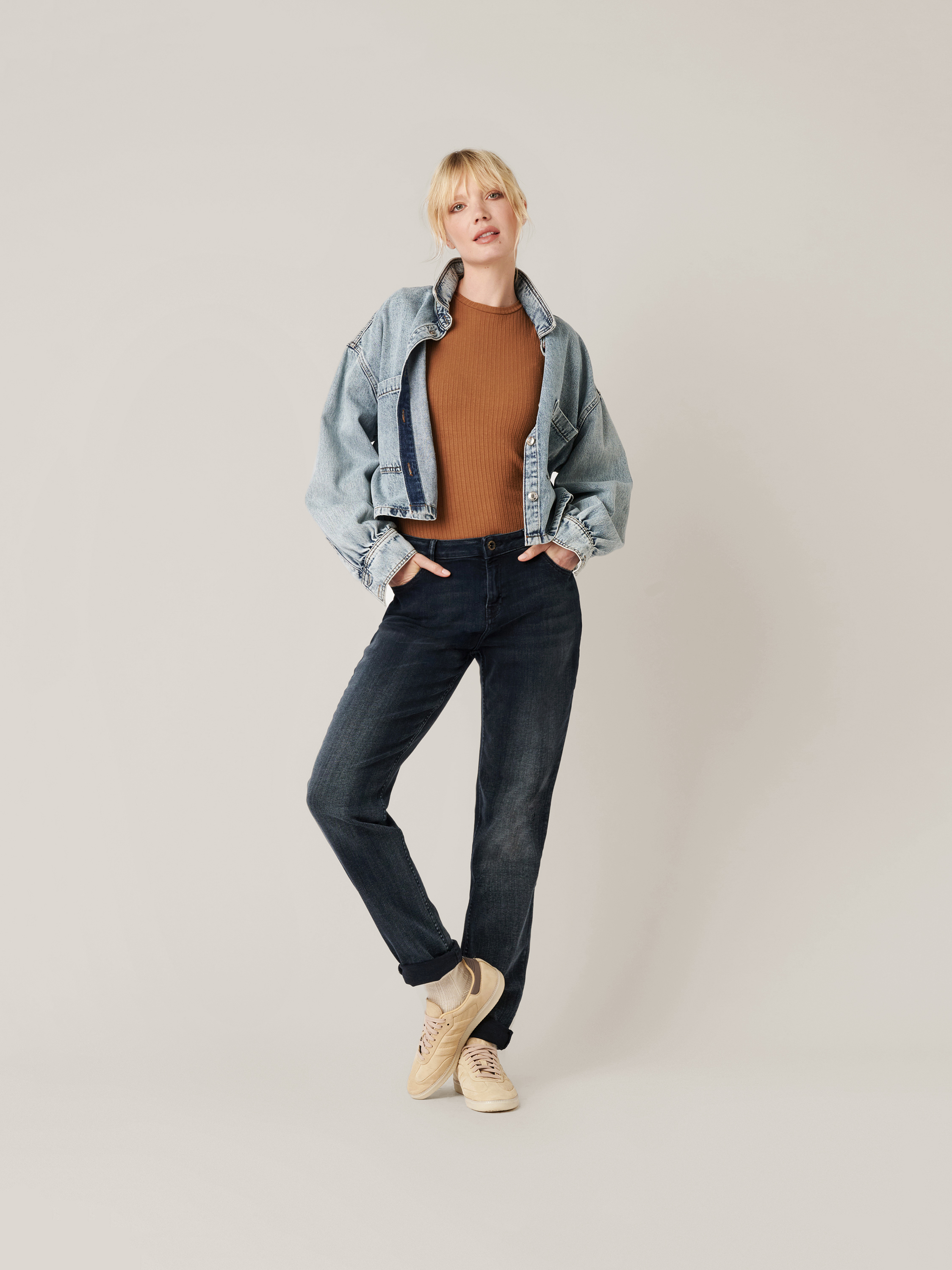 Womens jeans Masha Straight in dark blue, straight-fit jeans with mid waist, outfit view worn by model