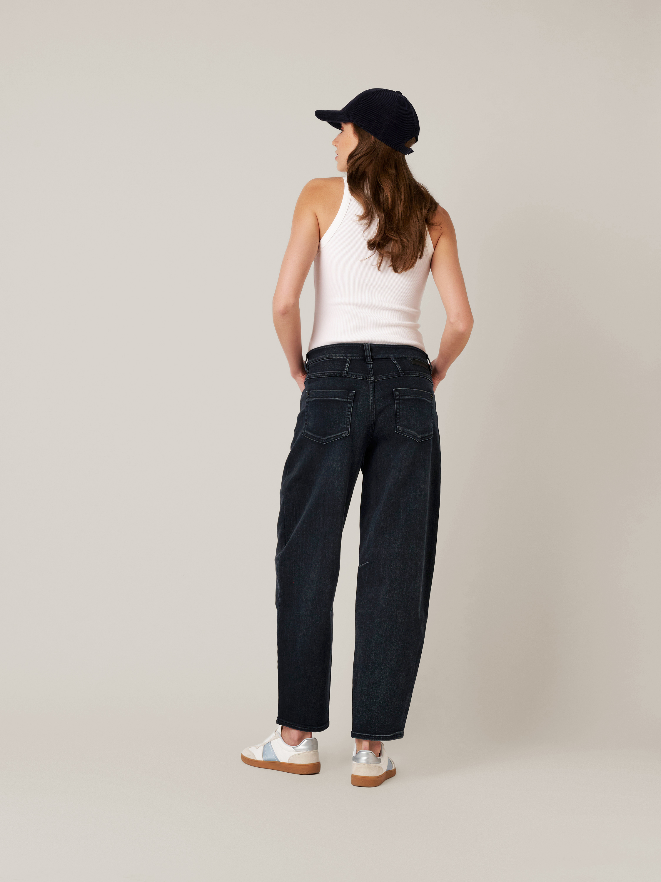 Womens jeans Mara Barrel in dark blue, barrel-fit jeans, back view worn by model