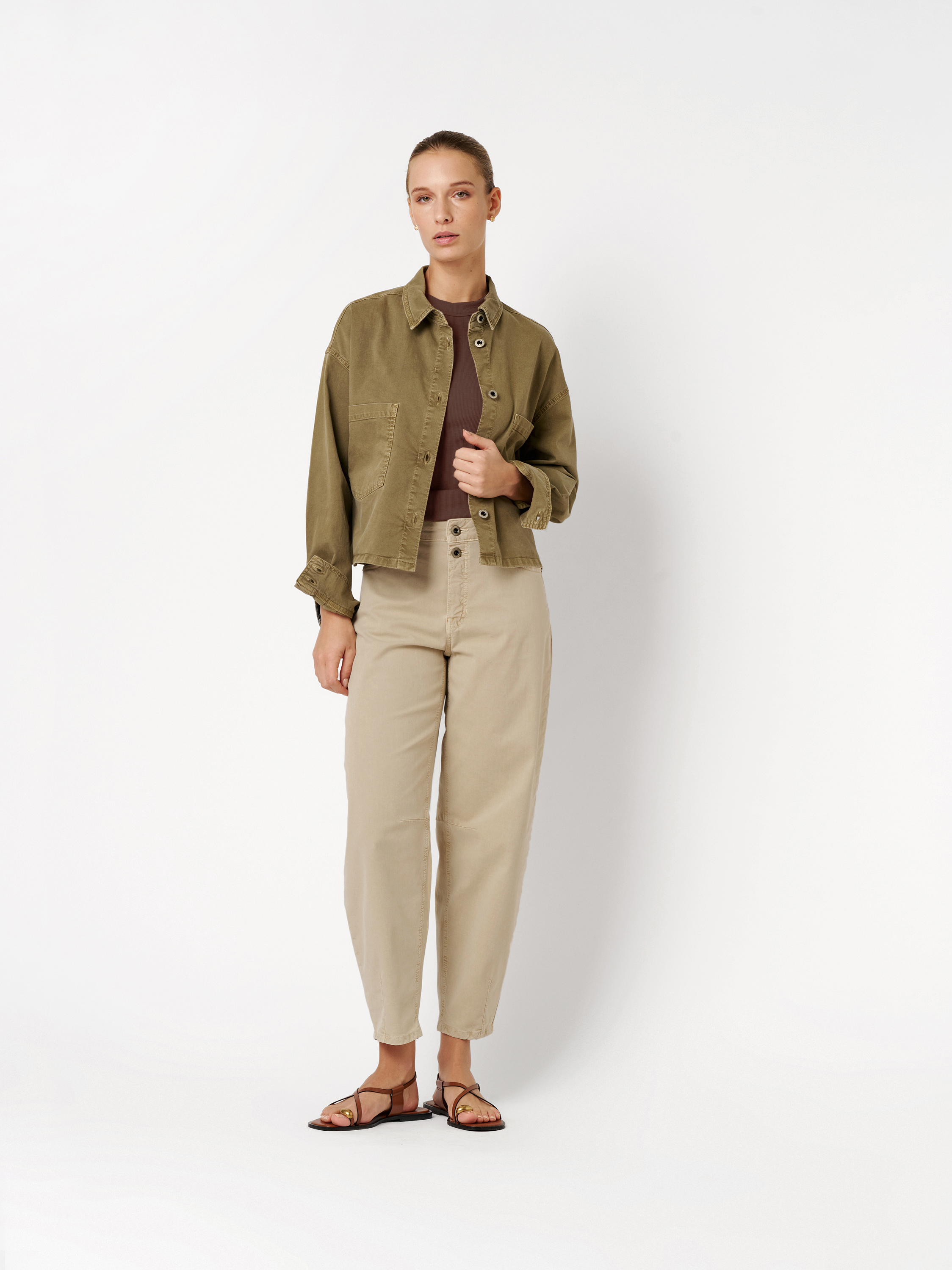 Womens jeans Mara Barrel in sand, barrel-fit trousers, outfit view worn by model