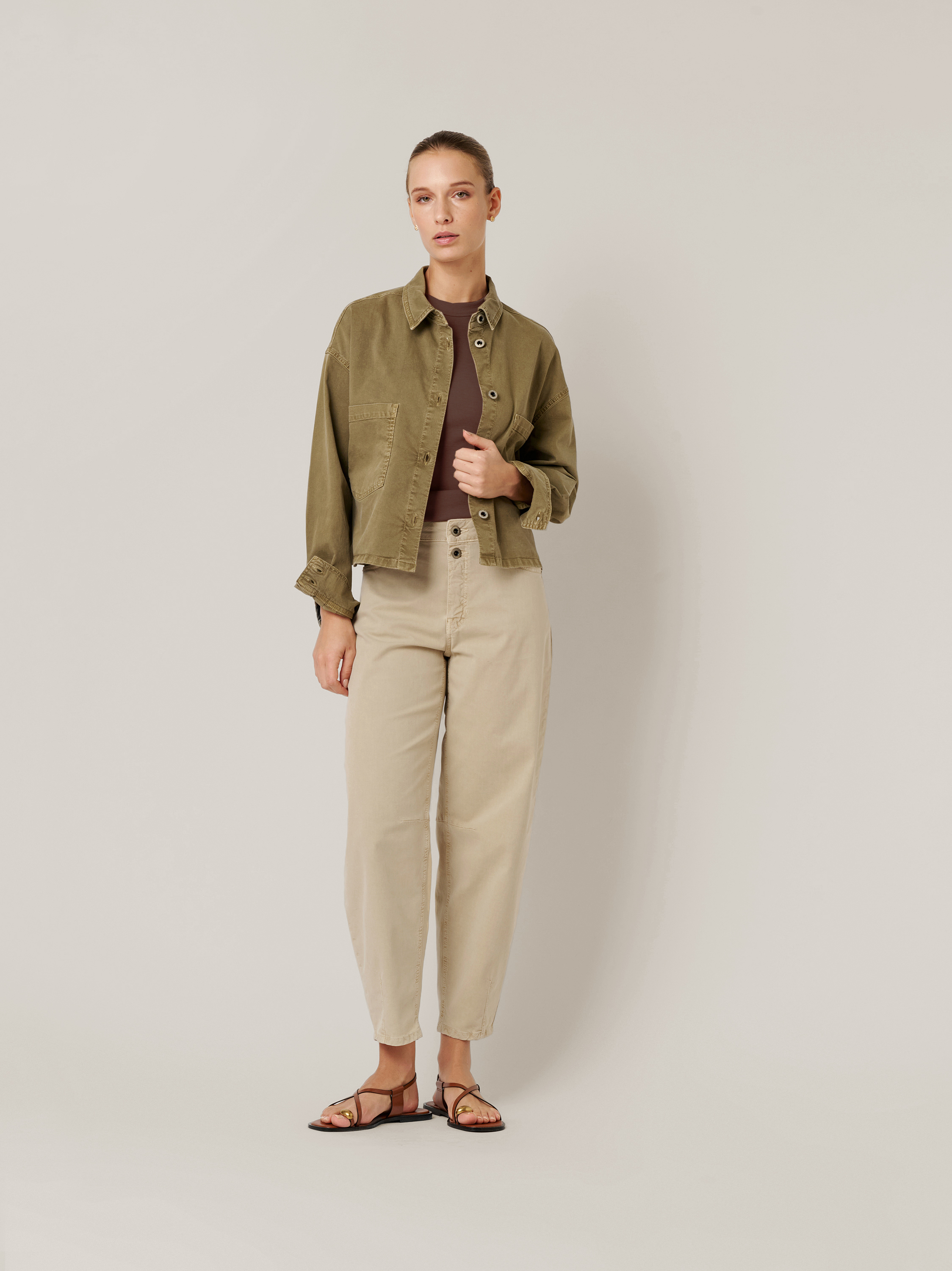 Womens jeans Mara Barrel in sand, barrel-fit trousers, outfit view worn by model