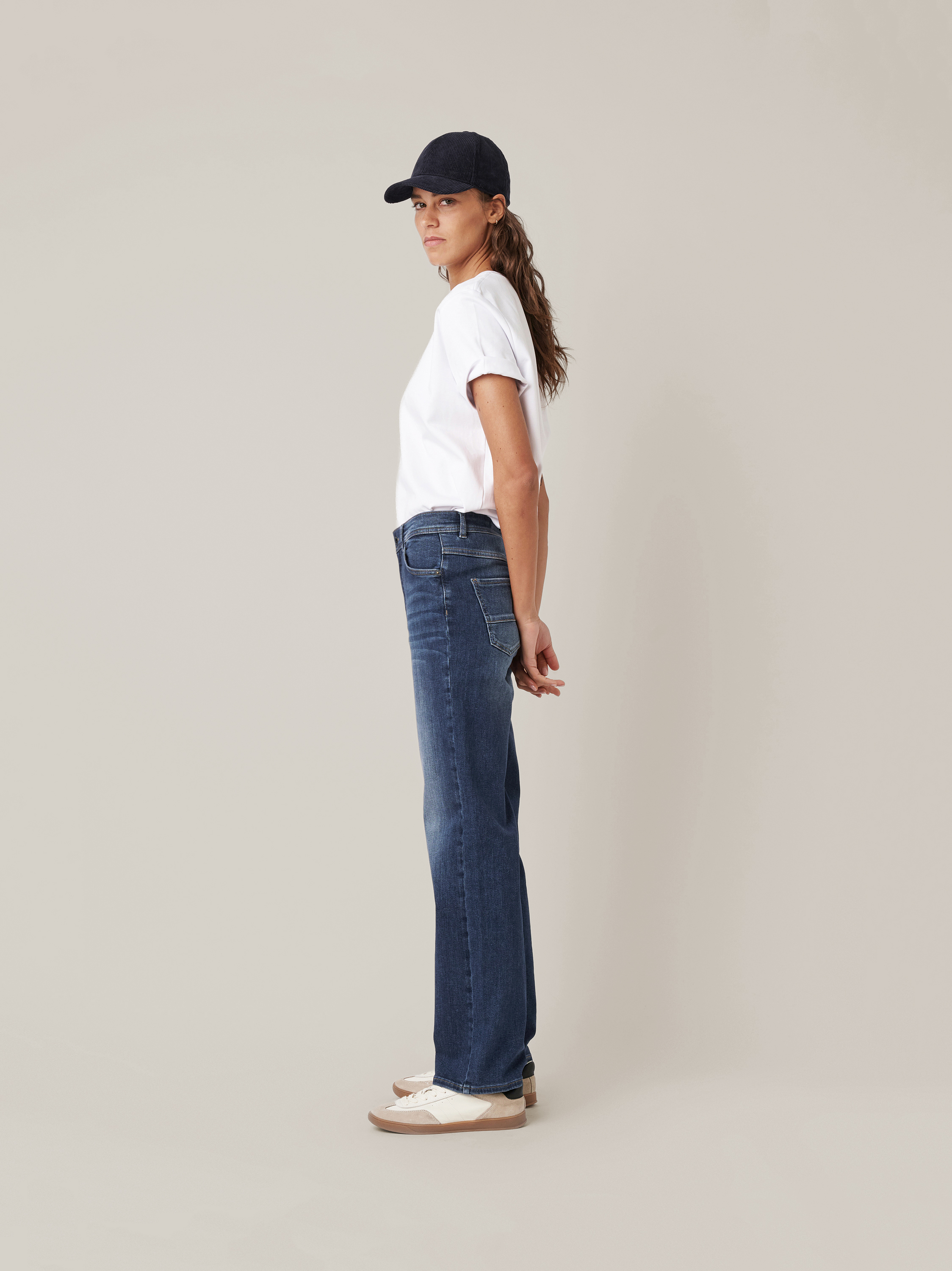 Womens jeans Audrey Straight in mid blue, straight-fit jeans with high waist, outfit view worn by model