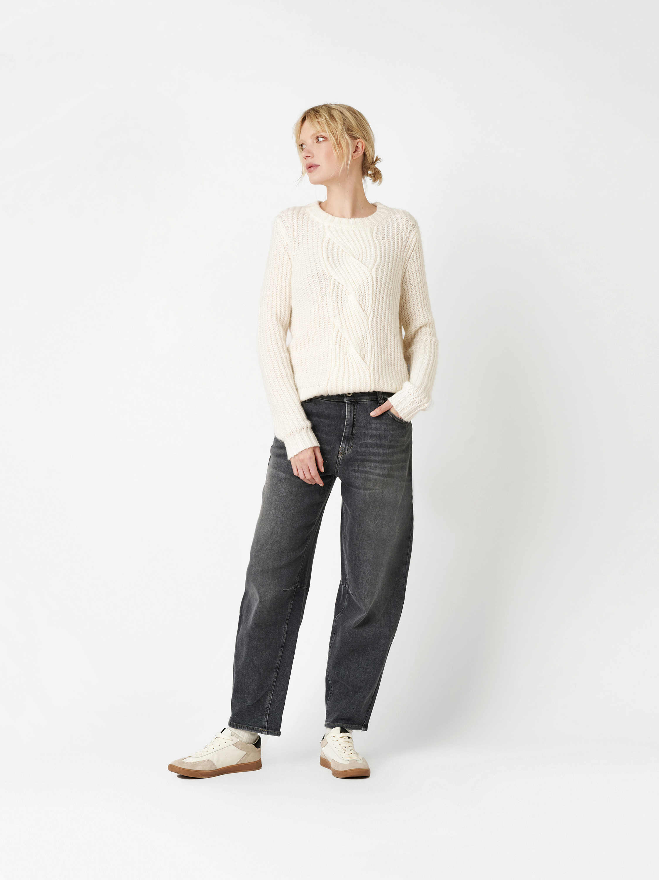 Jeans Mara_375 mid grey Outfitansicht Jeans Mara_375 mid grey Outfitansicht