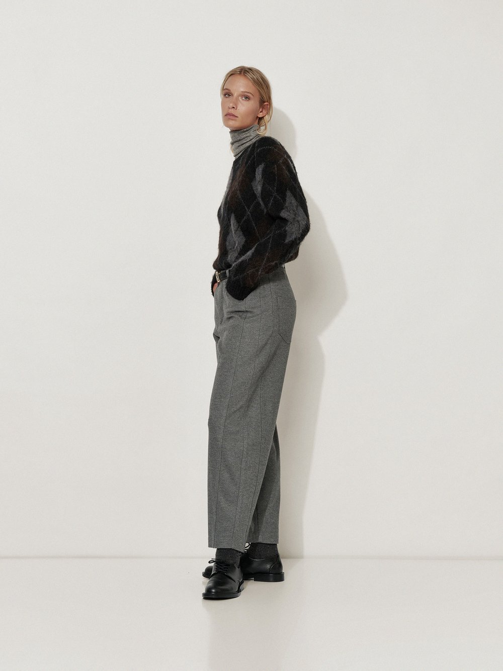 Womens trousers Mara Barrel in Grey, barrel-fit trousers in soft flannel, front view worn by model