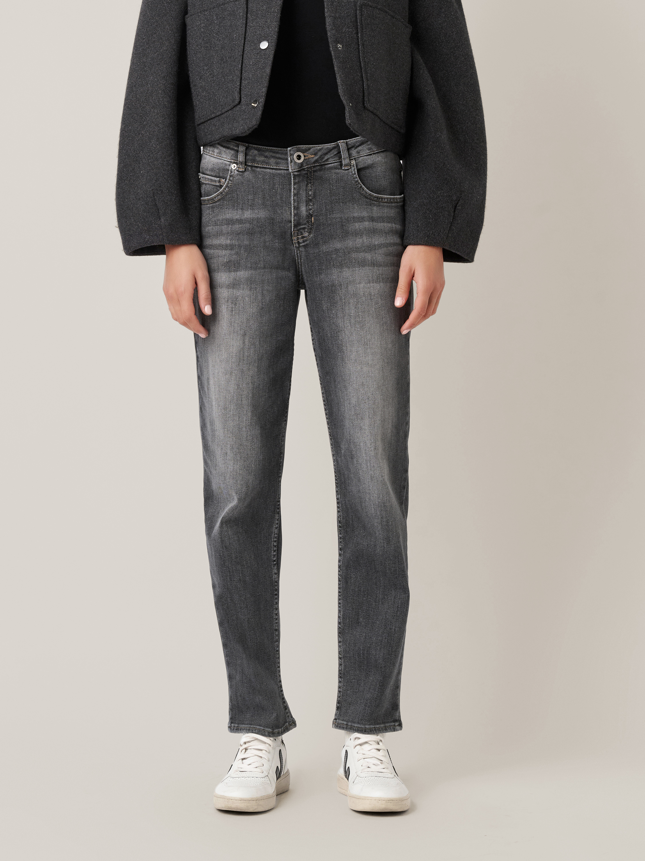 Womens jeans Masha Straight in mid grey, straight-fit jeans with mid waist, front view worn by model