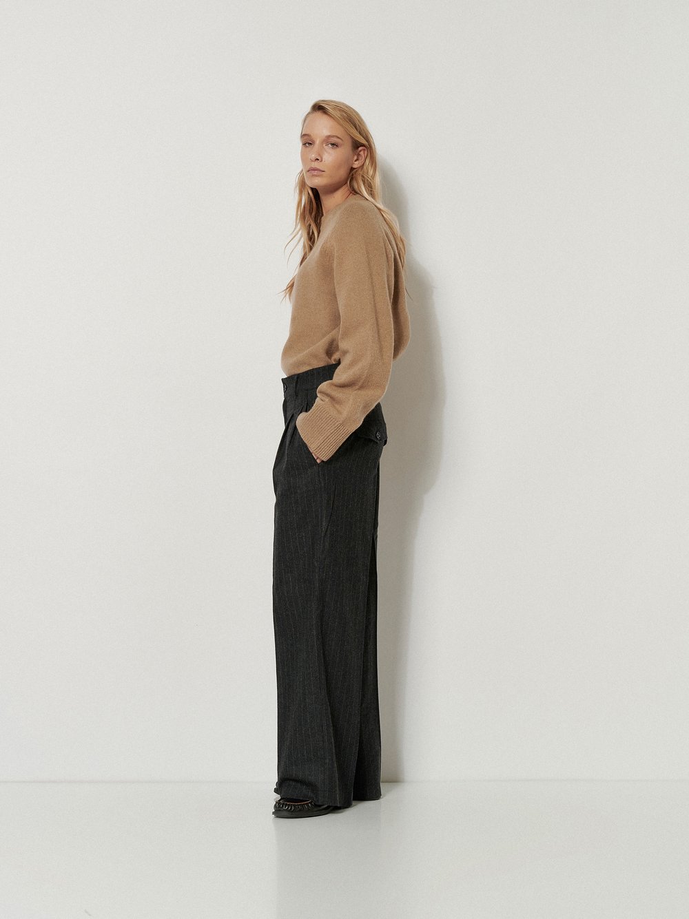 Damenhose Mara Wide in Dark Blue, wide-Leg Hose mit Nadelstreifen, Frontansicht am Model getragen