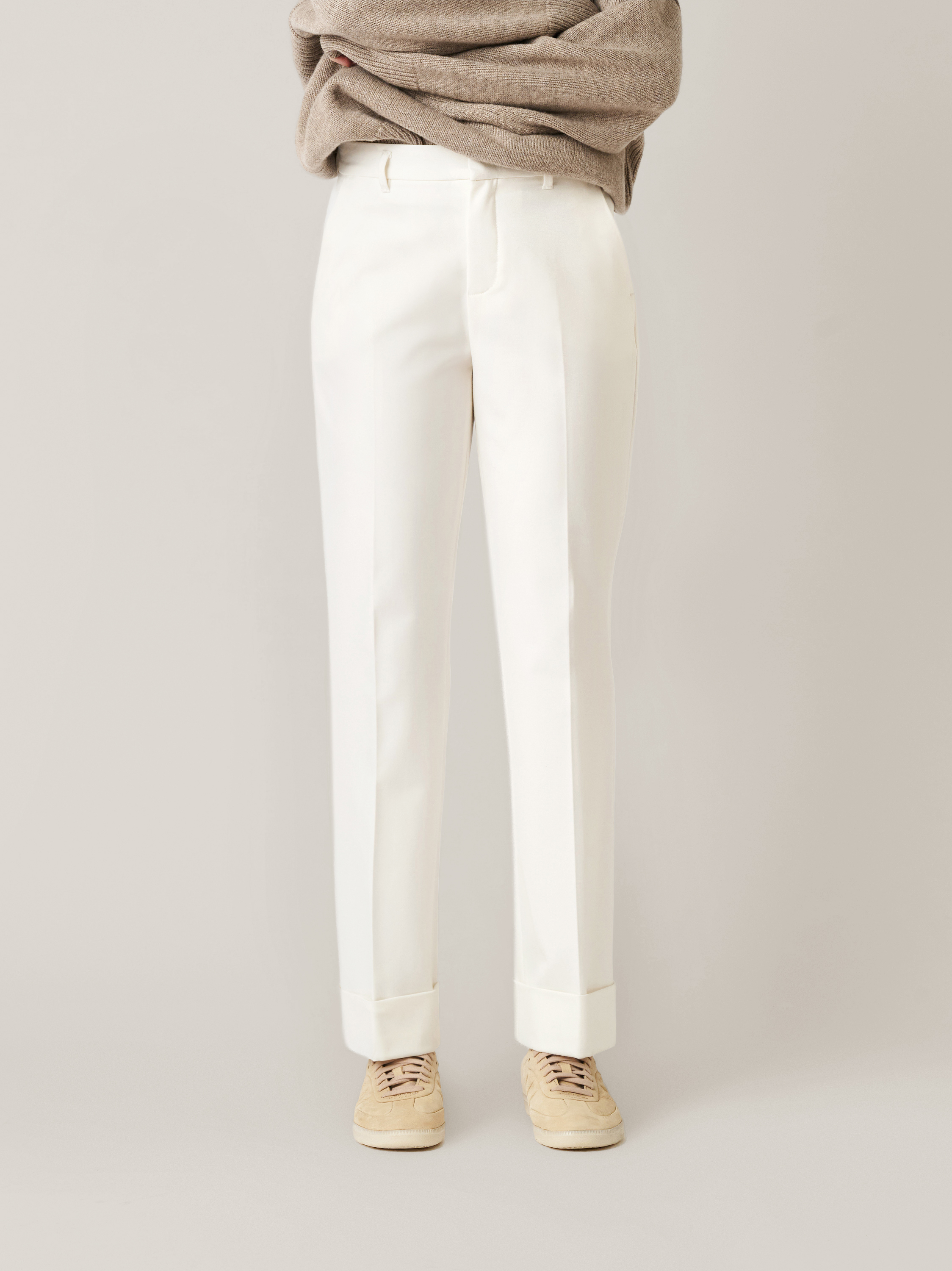 Damenhose Audrey1_093 in ecru, Businesshose mit Saumumschlag, Frontansicht am Model getragen