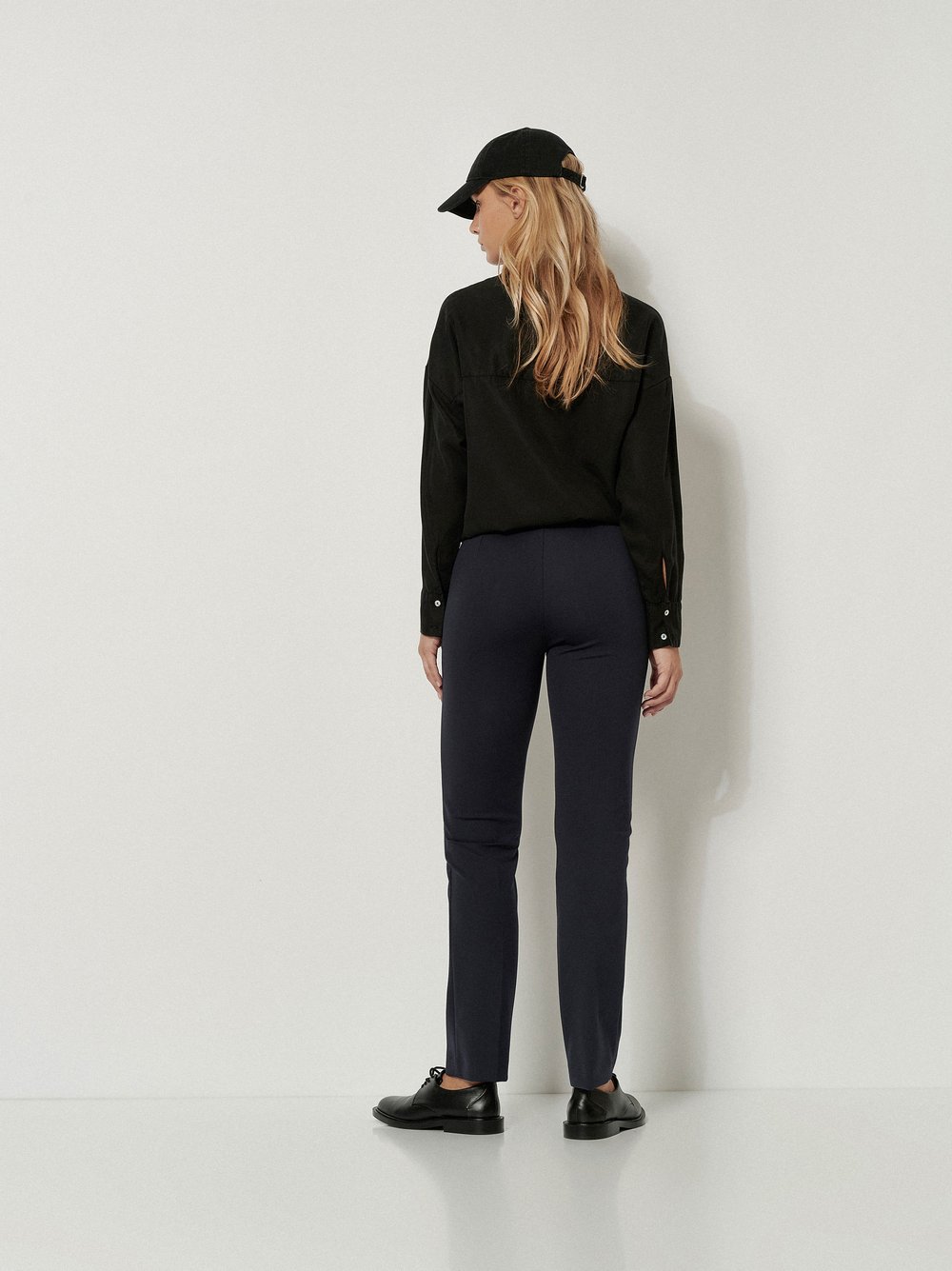Damenhose Alisa Slim in Dark Blue, slim-Fit Hose aus leichter Scubaqualitaet, Rueckansicht am Model getragen