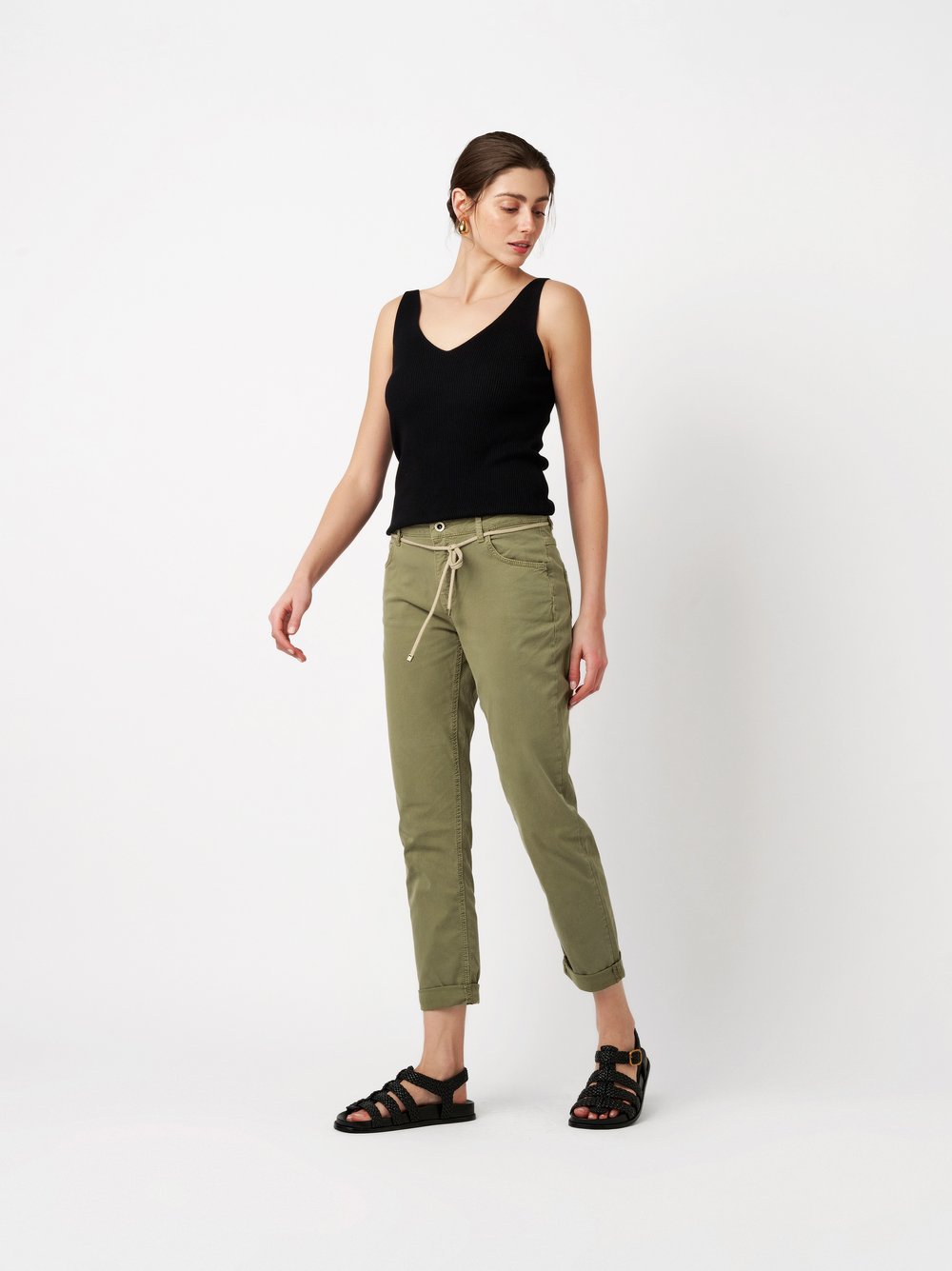 Womens jeans Masha Belt in khaki, summer trousers with tie belt and turn-up hem, outfit view worn by model