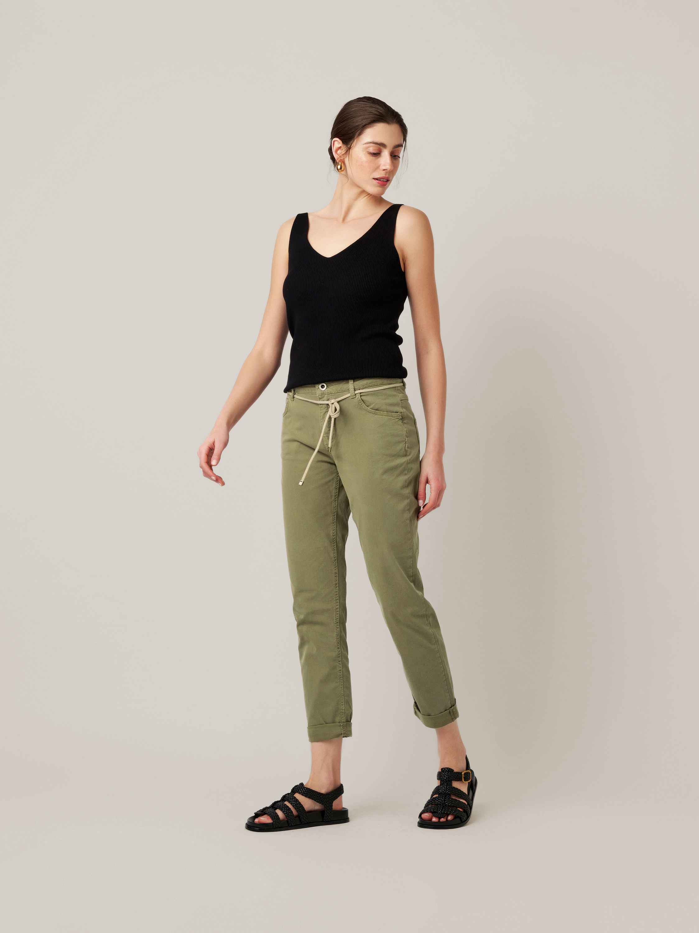 Damenjeans Masha Belt in khaki, Sommerhose mit Bindekordel und Saumumschlag, Outfitansicht am Model