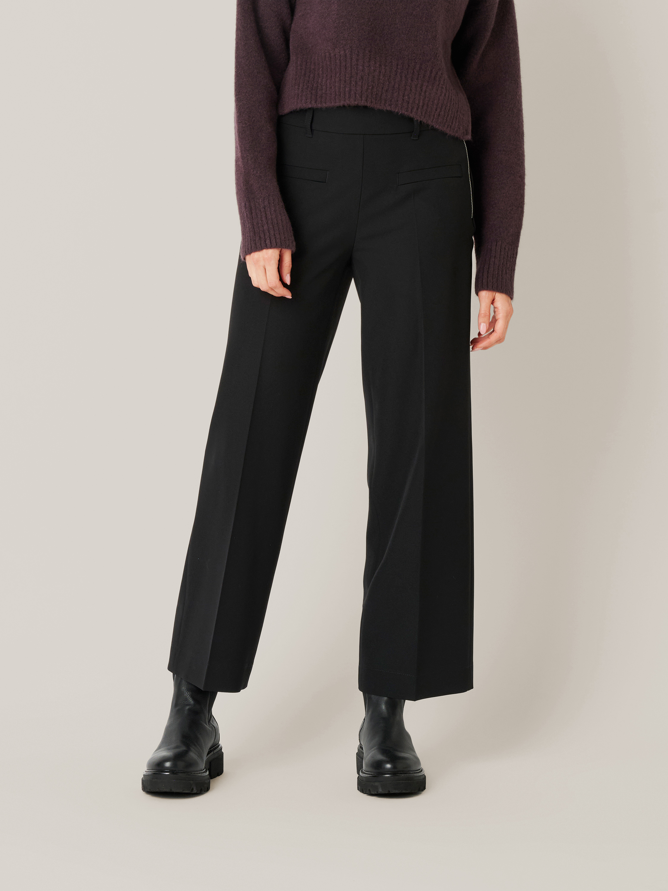 Damenhose Mara_398 in black, elegante Culotte, Frontansicht am Model getragen