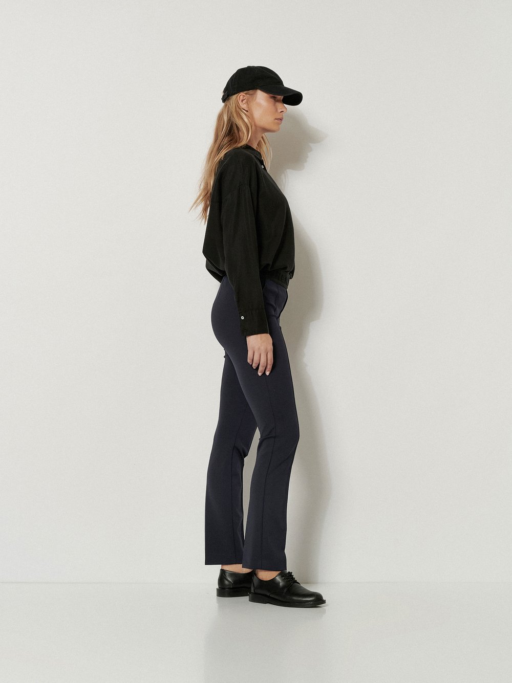 Damenhose Alisa Slim in Dark Blue, slim-Fit Hose aus leichter Scubaqualitaet, Frontansicht am Model getragen