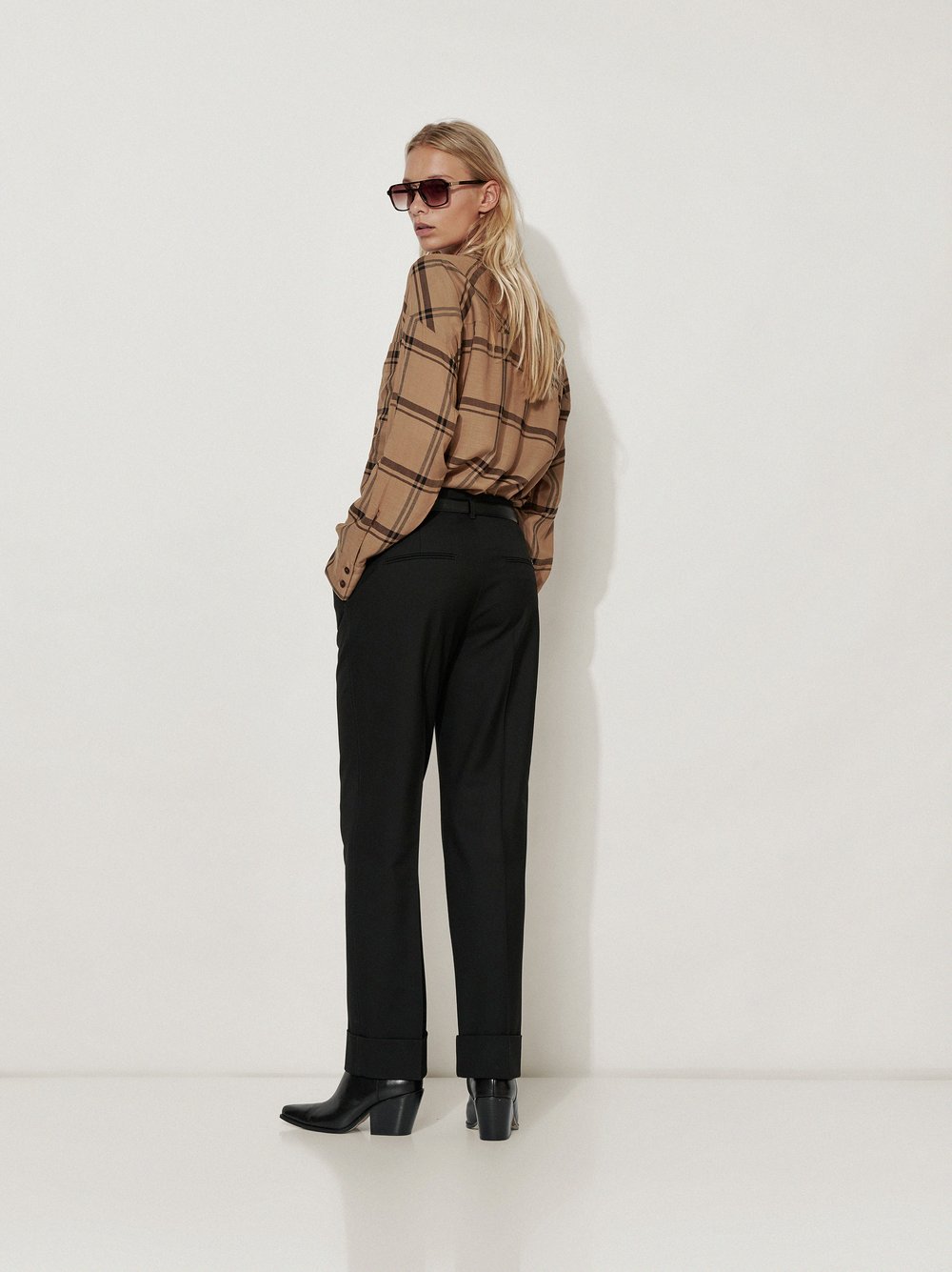 Womens trousers Audrey Turn Up in Black, tailoring trousers with turn-up, back view worn by model