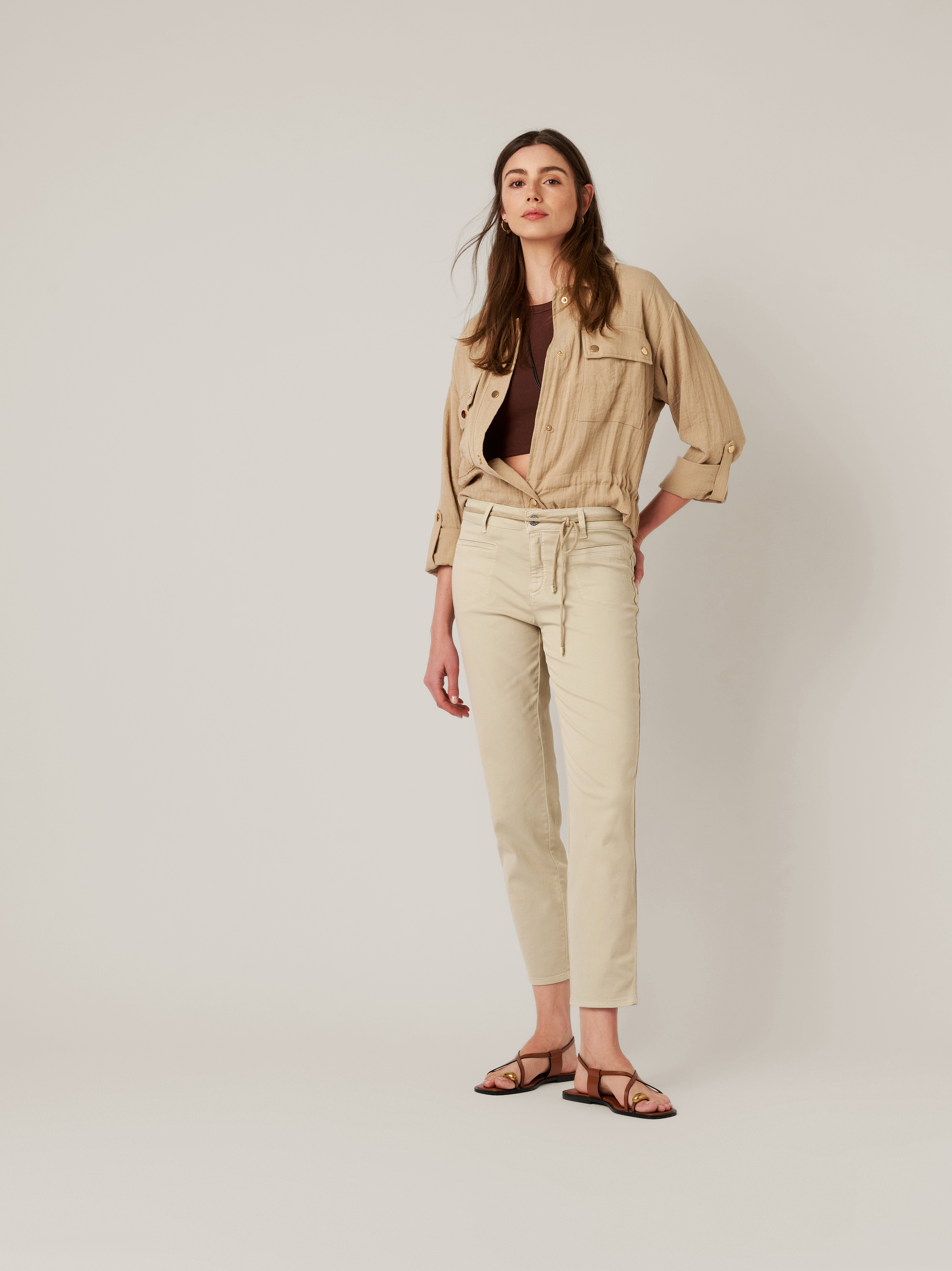 Damenhose Alisa Slim in sand, slim-Fit Hose mit Kordelbund, Outfitansicht am Model
