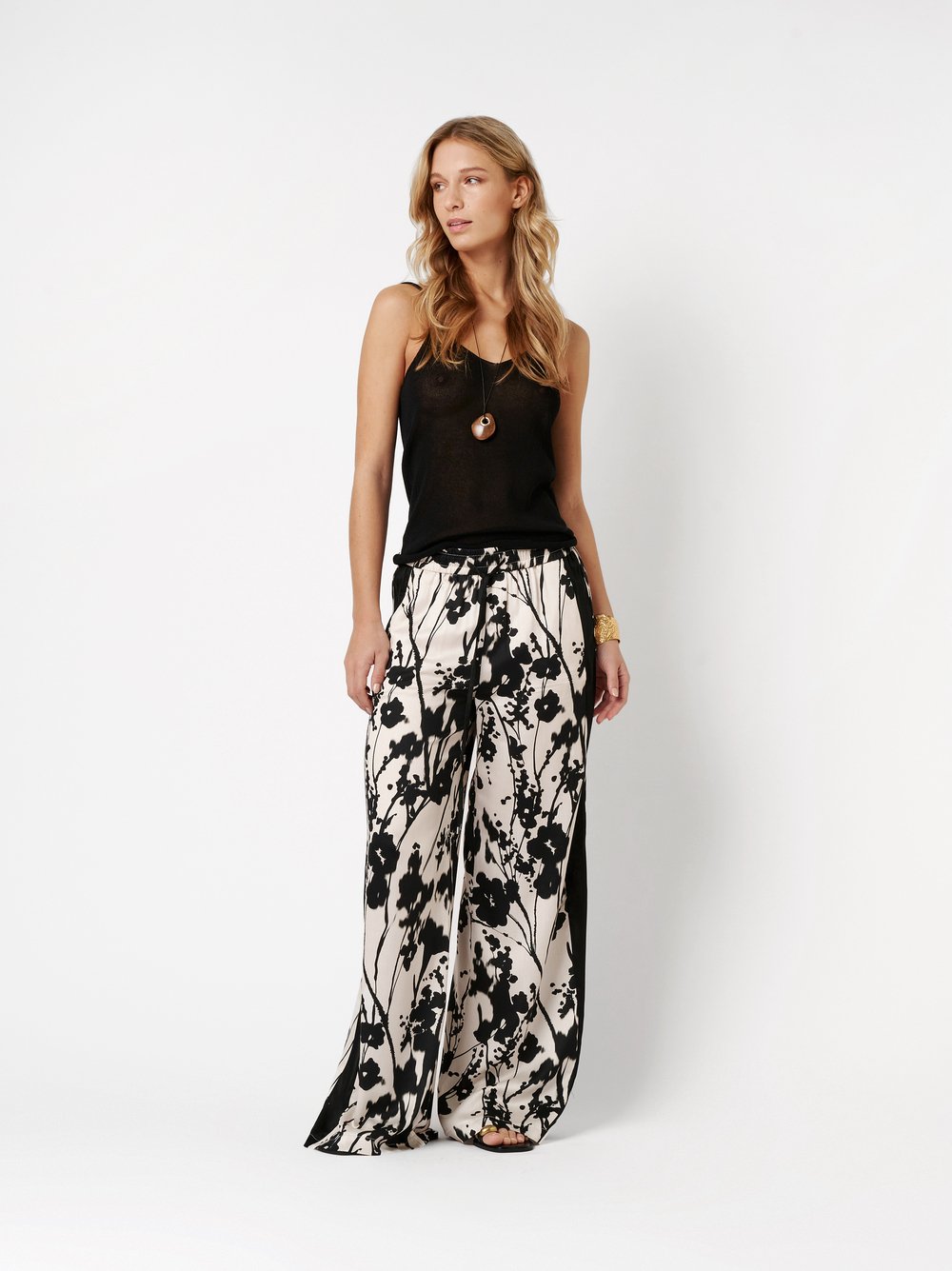 Damenhose Mara Palazzo in black / offwhite, Palazzo-Hose mit Flowerprint, Outfitansicht am Model