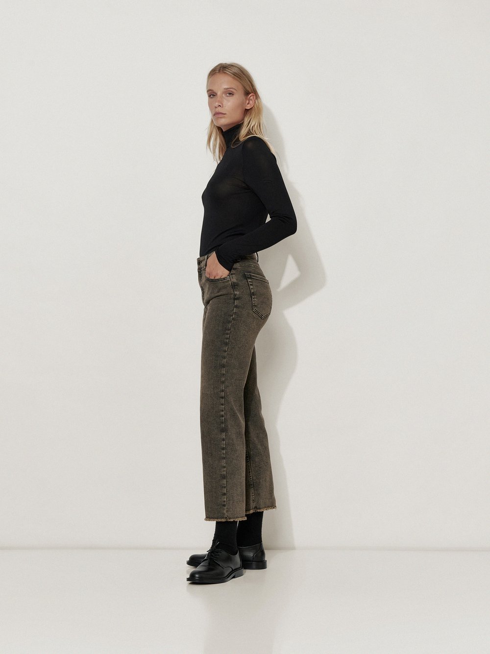 Womens jeans Audrey Straight in Dark Brown, straight-fit jeans with raw hem, front view worn by model