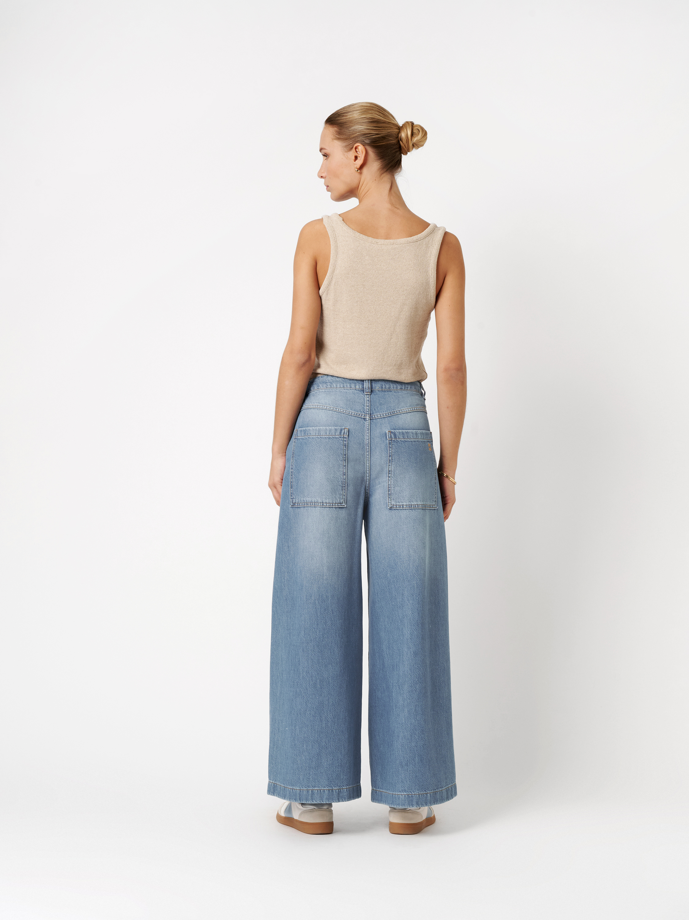 Damenjeans Mara Wide in mid blue, verkuerzte Wide Leg Jeans, Rueckansicht am Model getragen