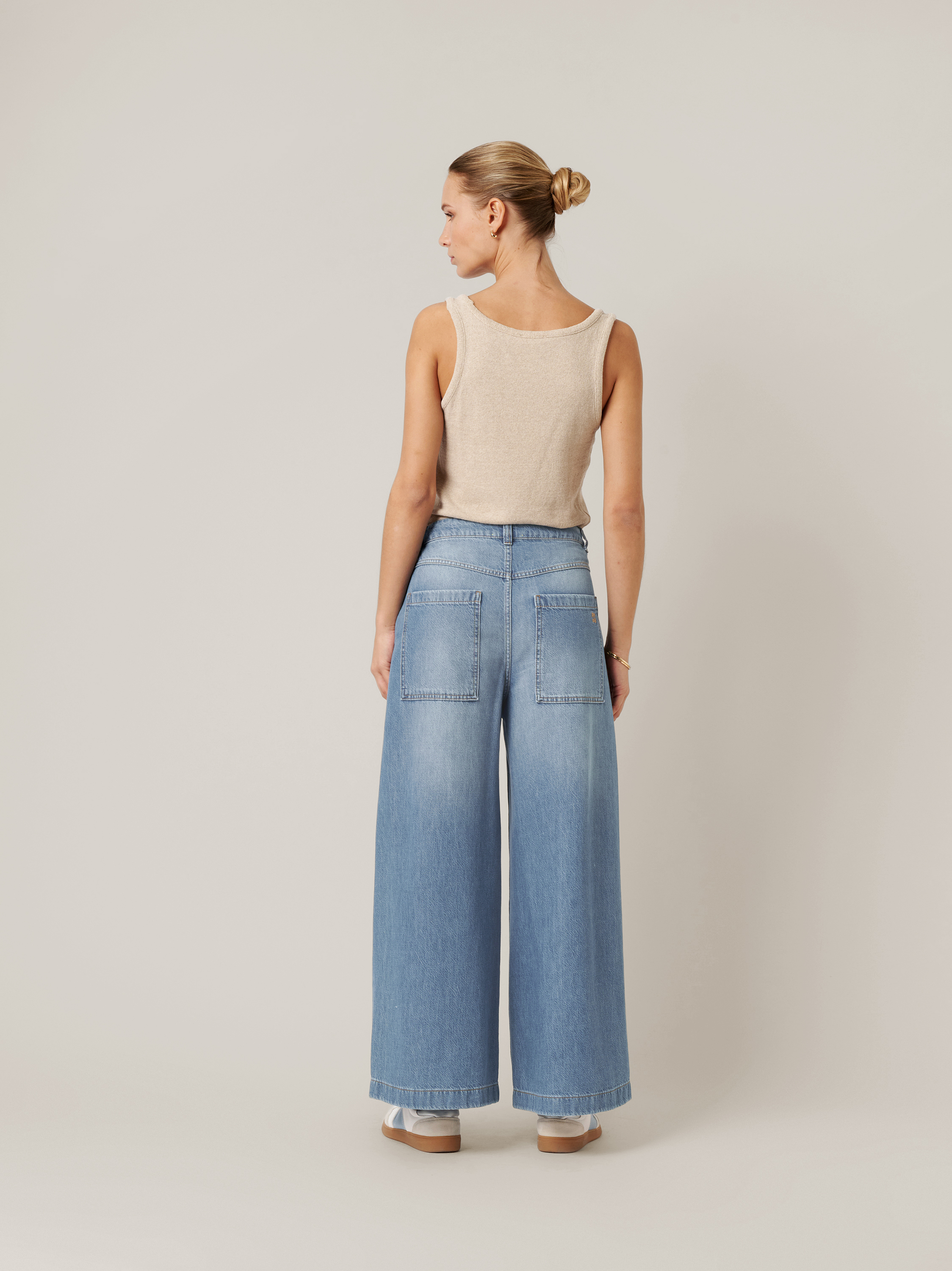 Womens jeans Mara Wide in mid blue, cropped wide-leg jeans, back view worn by model