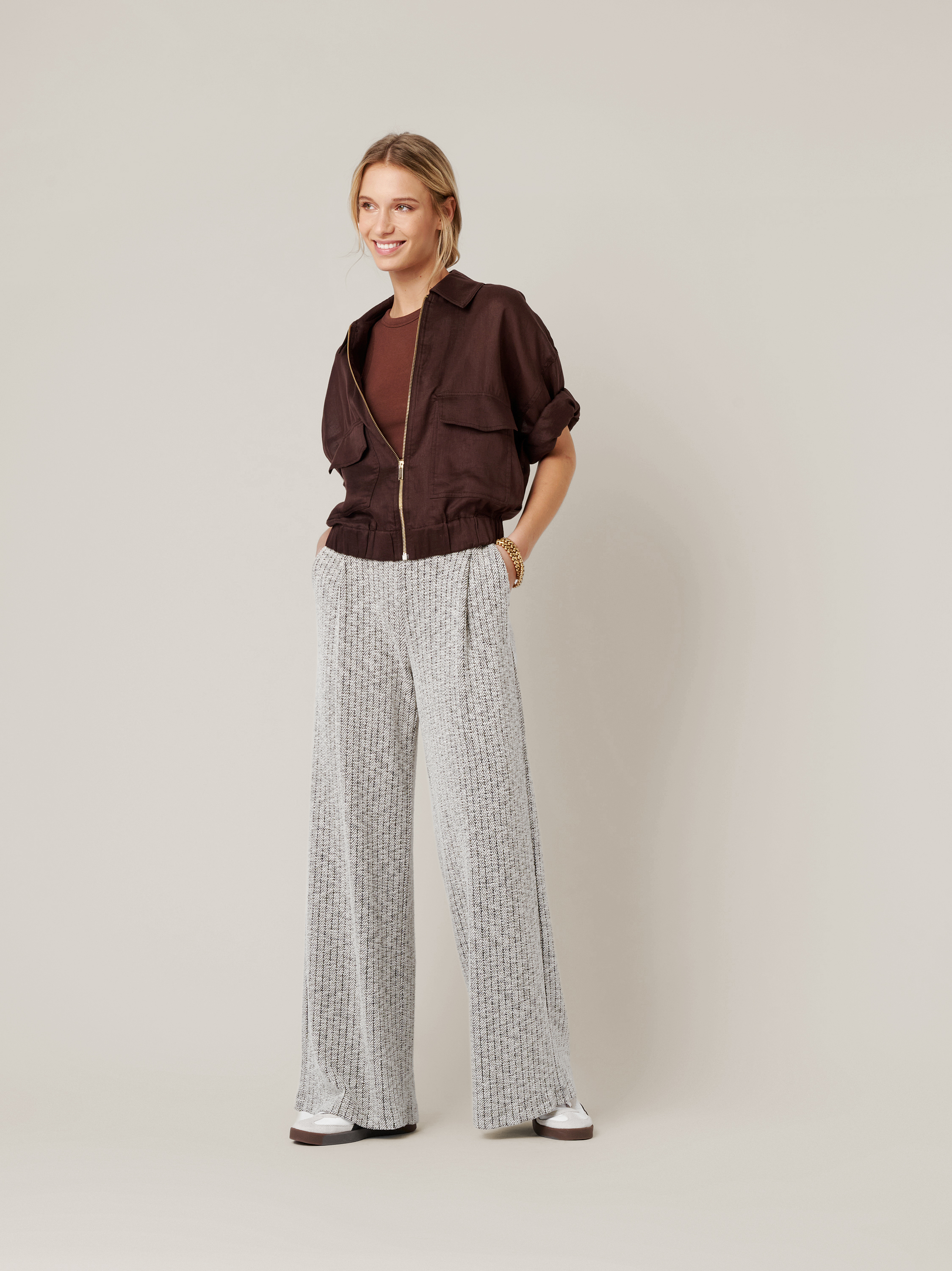 Womens trousers Mara Wide in navy / offwhite, wide-leg trousers in striped boucle, outfit view worn by model